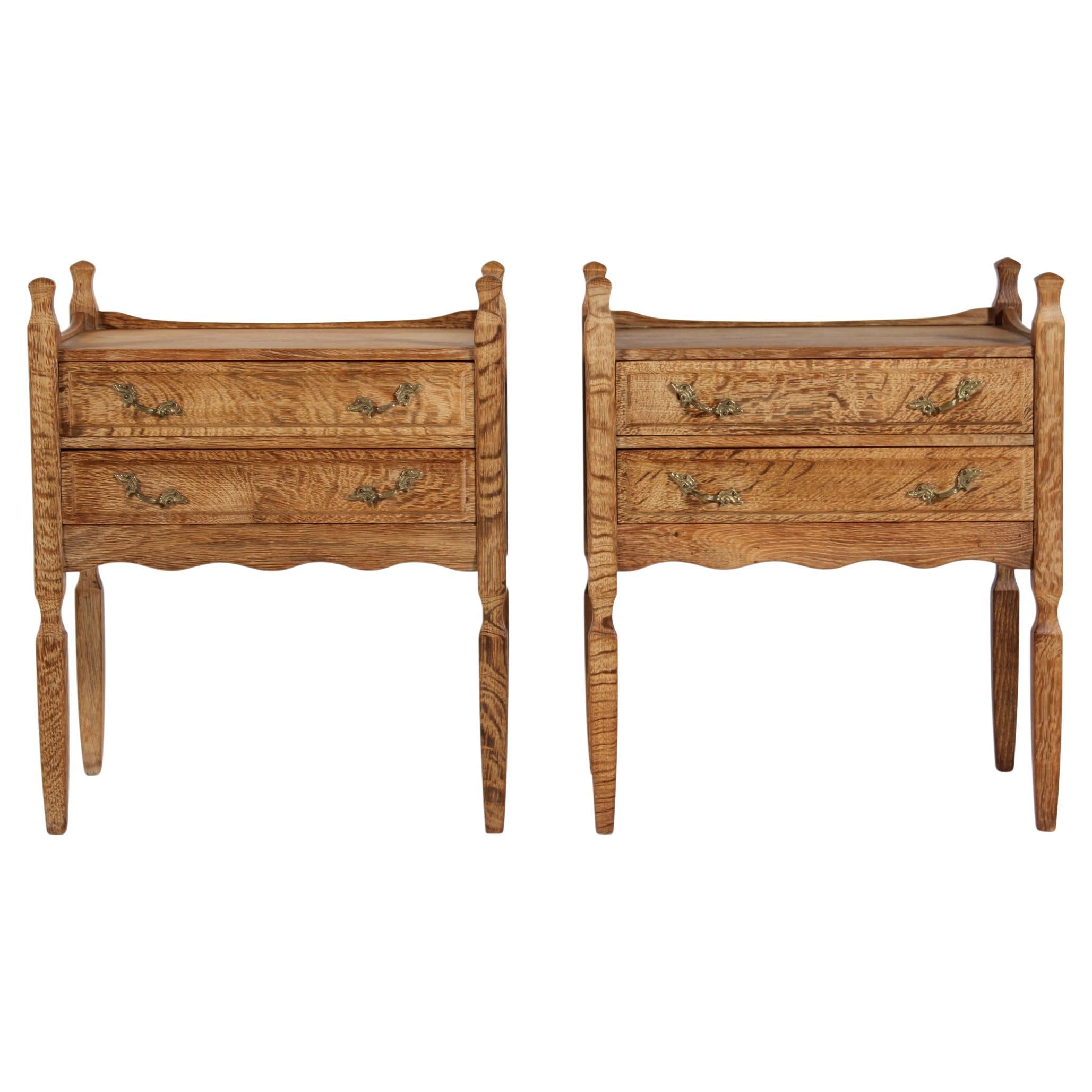 Henning  Pareja de mesitas auxiliares y de noche de roble macizo estilo Kjærnulf  1970s en venta
