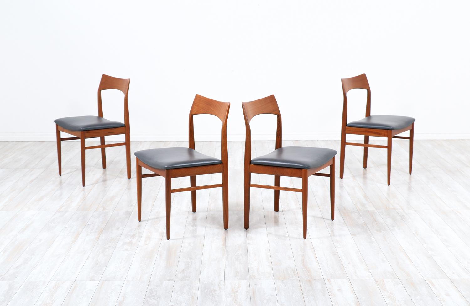 Sedie da pranzo in teak e pelle di Henning Kjærnulf per Vejle Møbler.

________________________________________

Trasformare un mobile Mid-Century Modern è come riportare in vita la storia e noi affrontiamo questo viaggio con passione e precisione.