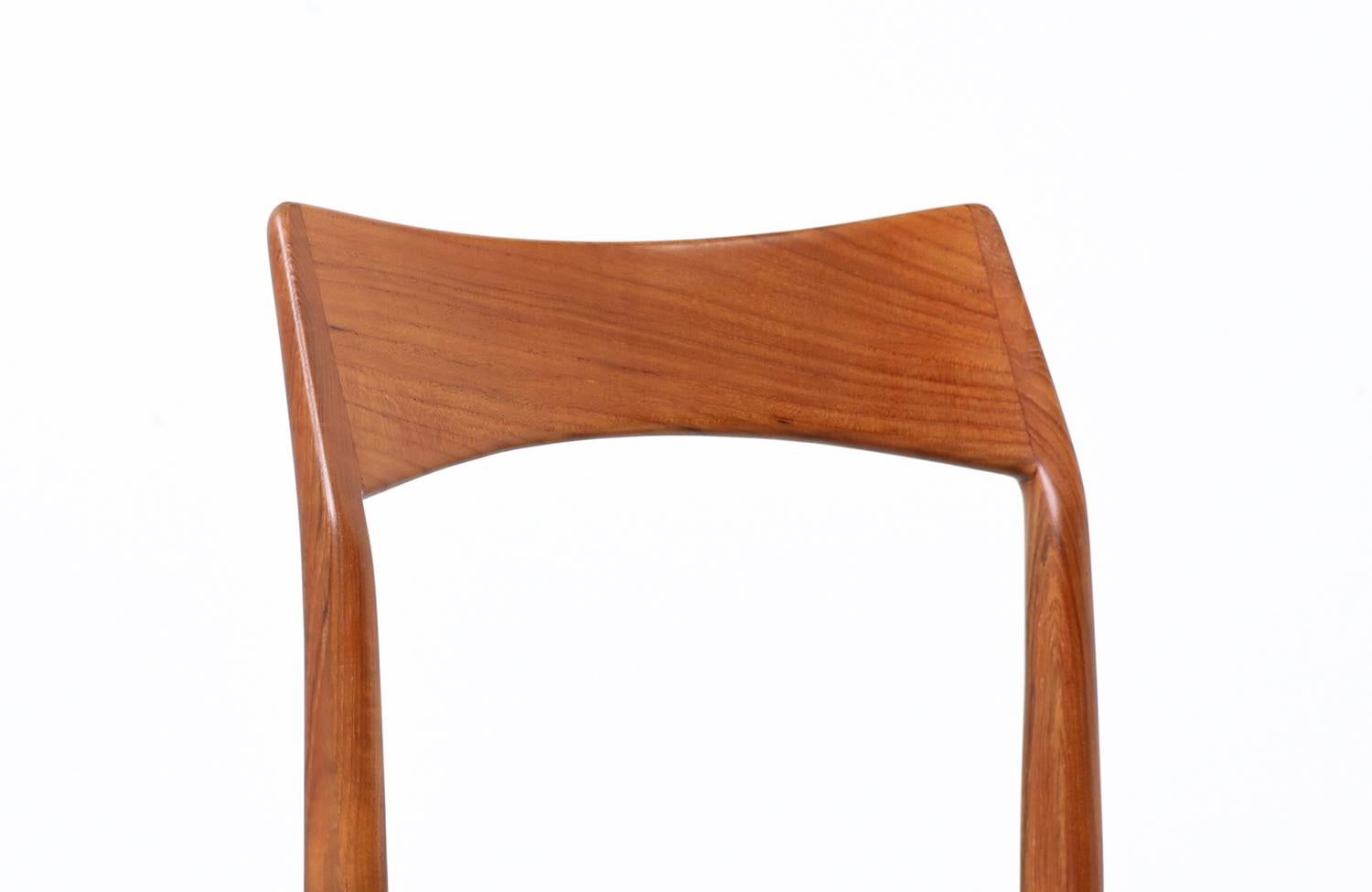 Henning Kjærnulf Teak & Leather Dining Chairs for Vejle Møbler In Excellent Condition For Sale In Los Angeles, CA