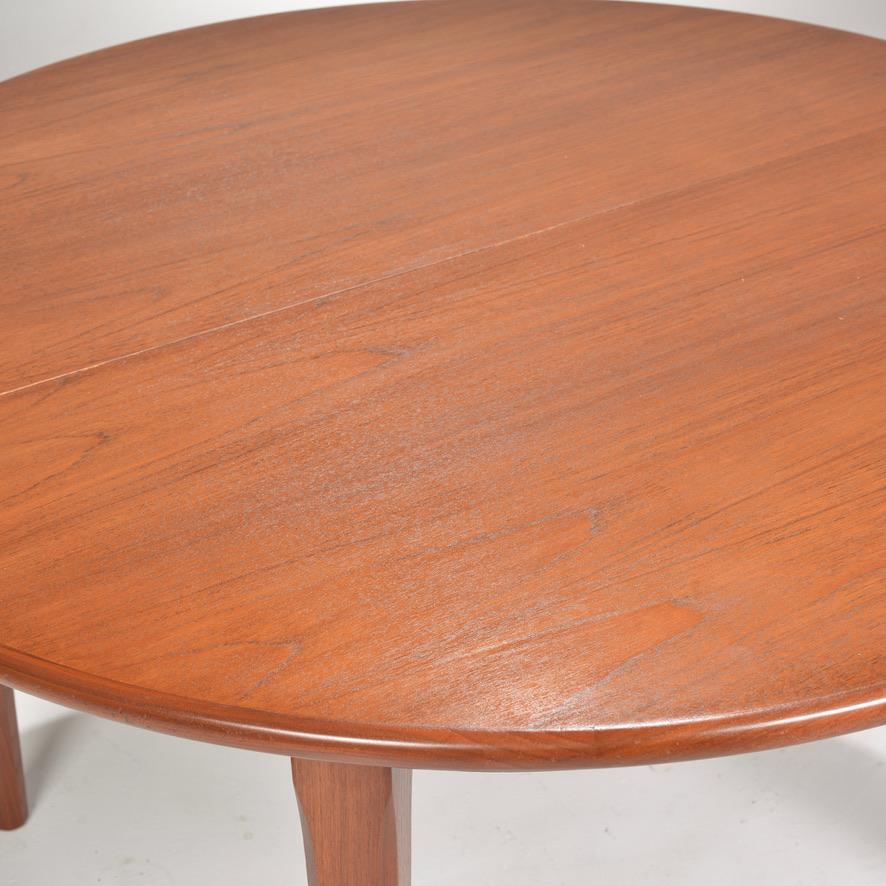 Henning Kjaernulf Teak Round Table with 3 Leaves In Good Condition In Los Angeles, CA