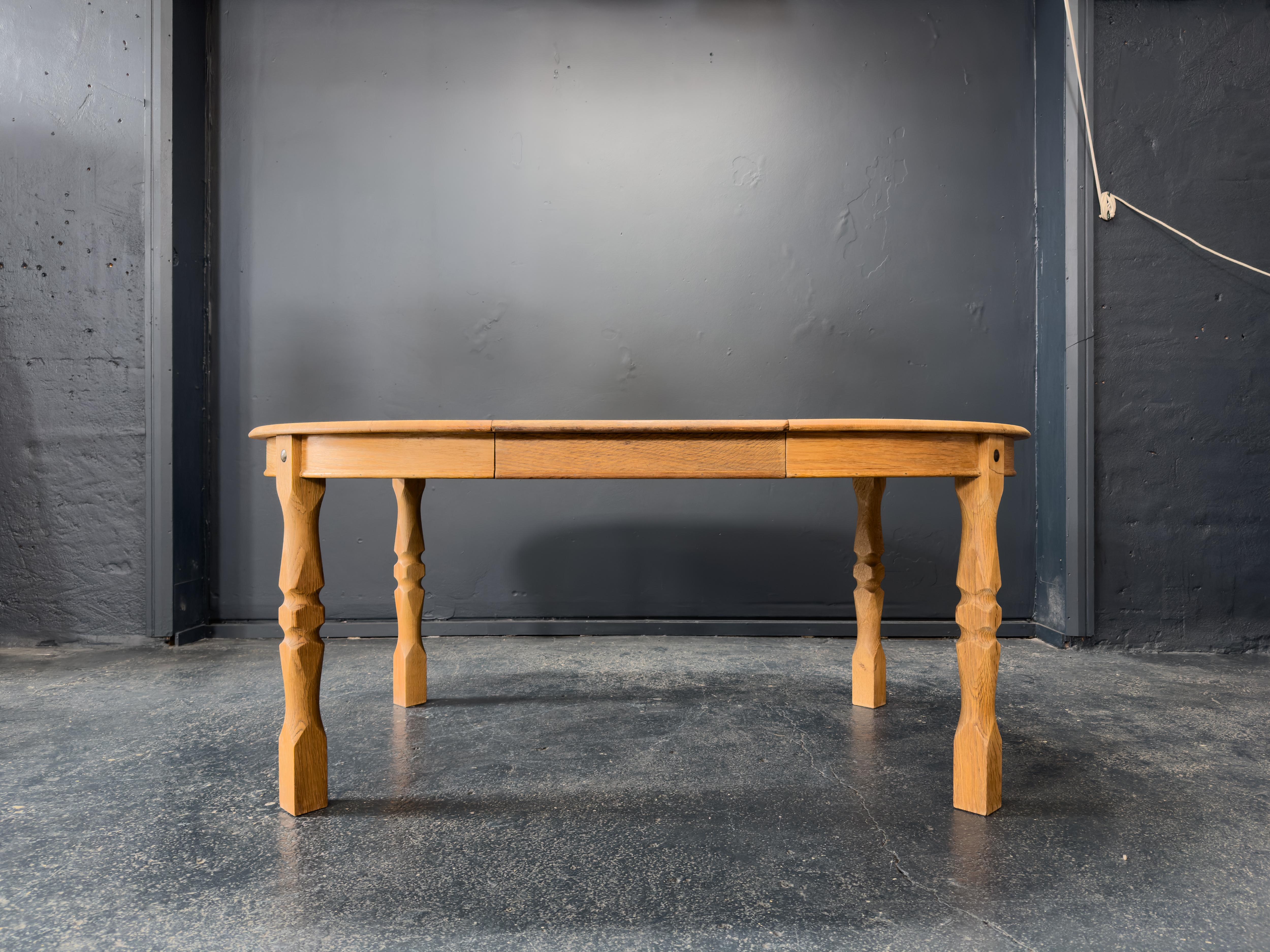 Conçue dans les années 1960 par le célèbre designer danois Henning Kjærnulf, cette table de salle à manger en chêne massif est un exemple frappant de son mélange distinctif d'artisanat traditionnel et de caractère scandinave audacieux.

Fabriquée en