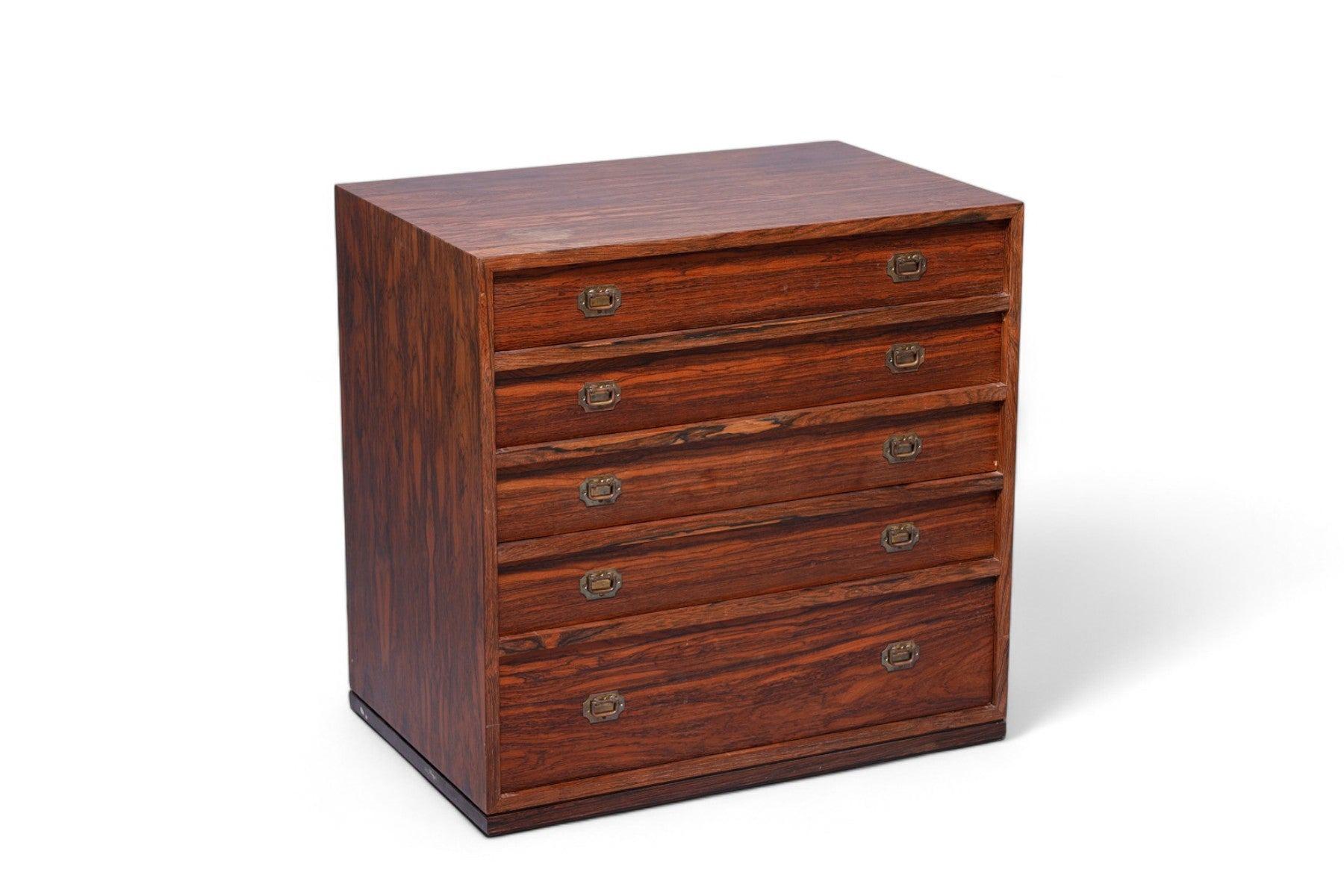 Origin: Denmark
Designer: Henning Koch
Manufacturer: Silkeborg Møbelfabrik
Era: 1950s
Materials: Rosewood
Measurements: 26
