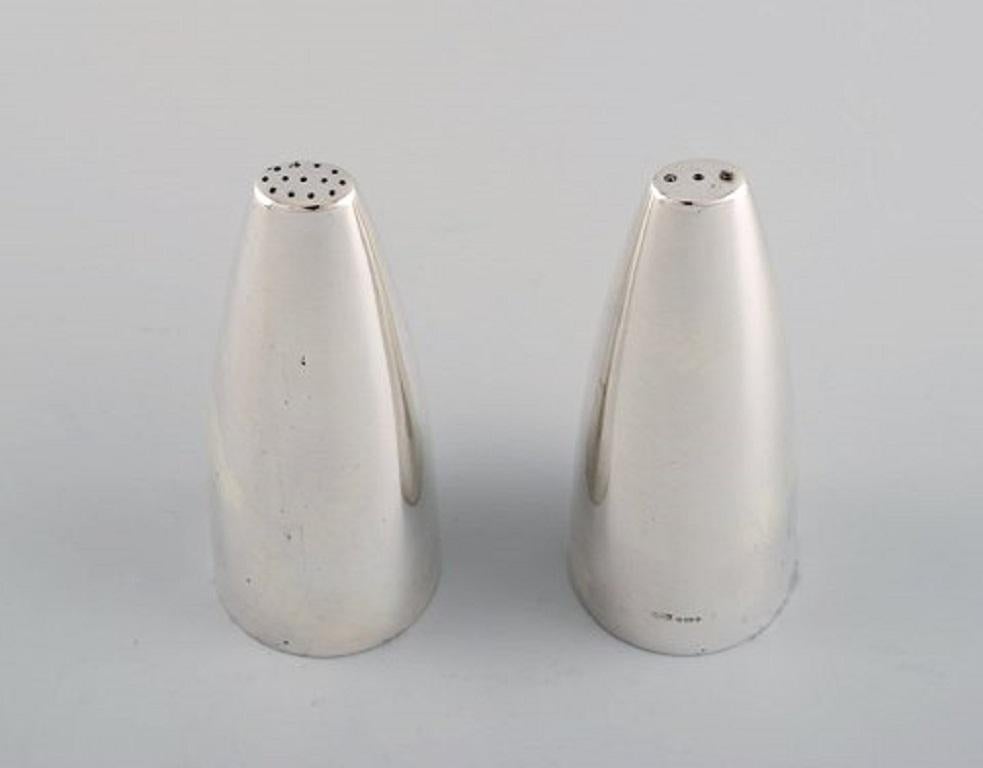 Henning Koppel (1918-1981) for Georg Jensen. Salt and pepper shaker in sterling silver # 1102.
Measures: 8.3 x 3.5 cm.
In excellent condition.
Stamped.