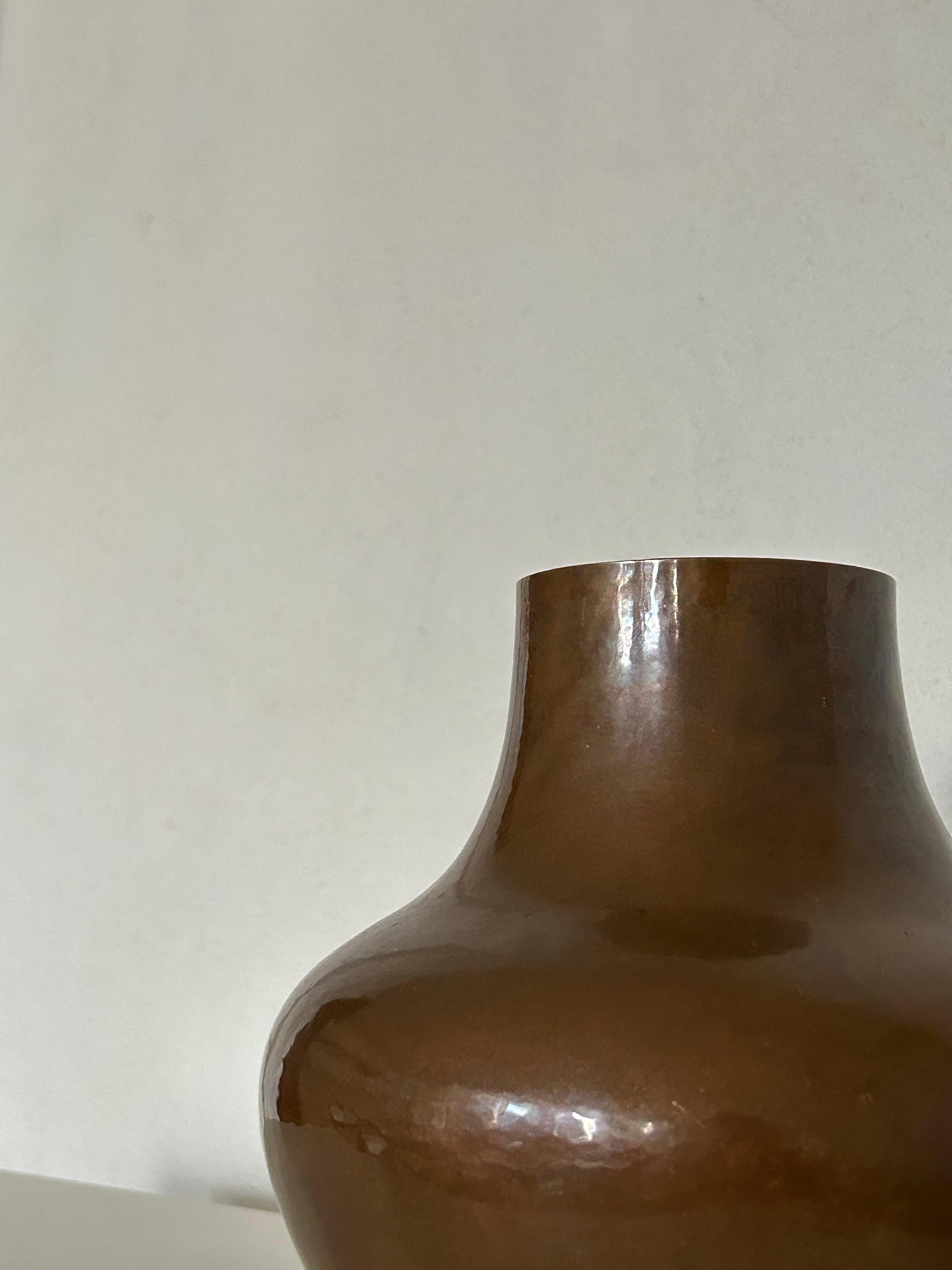 Rare vase maquette conçu par Henning Koppel (1928-1981) pour Georg Jensen, exécuté en cuivre avec un intérieur plaqué argent. Cette pièce a été créée en tant que prototype, permettant à Jensen et à l'atelier de Georg Jensen de tester les