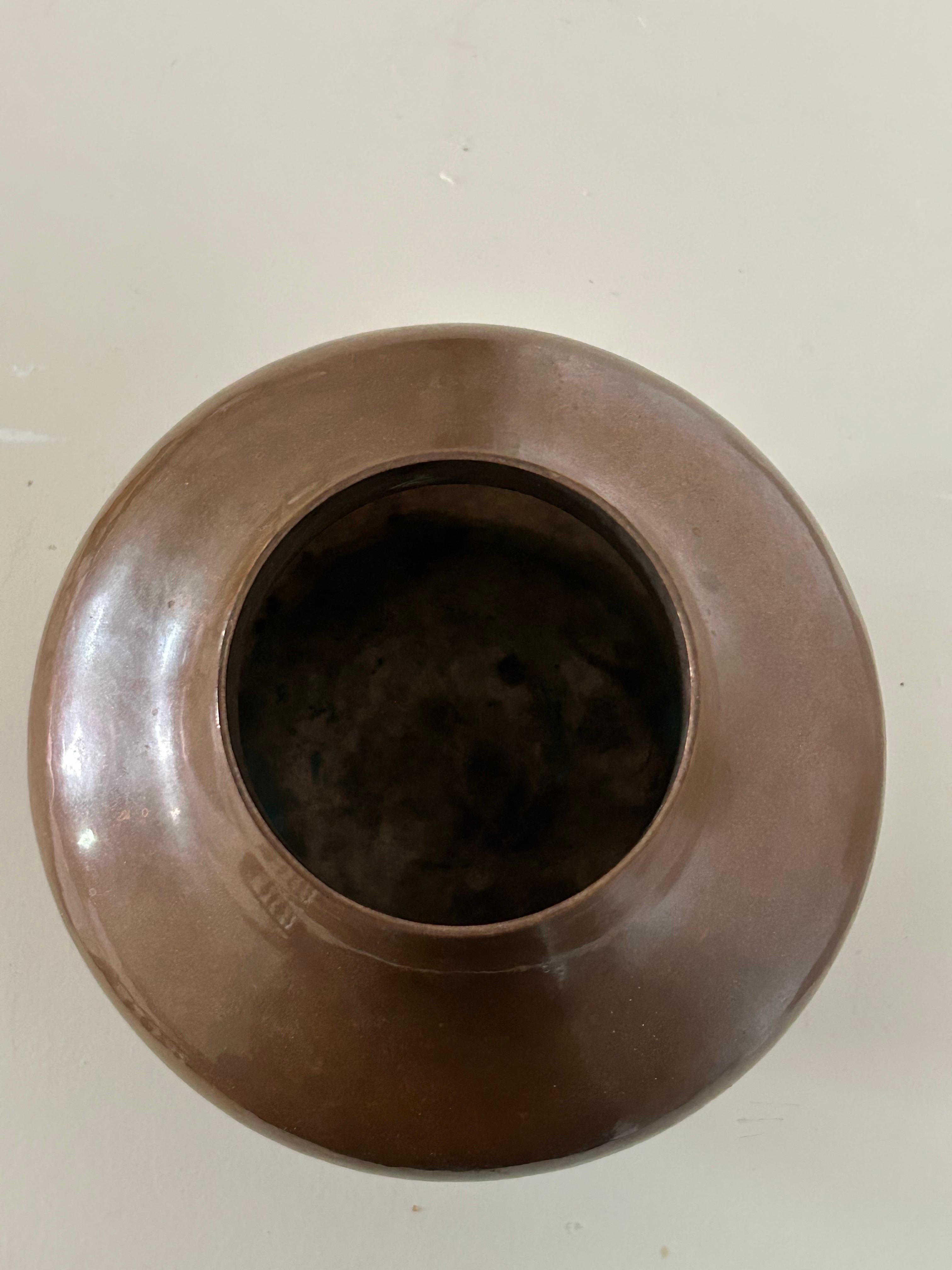 Henning Koppel (1928-1981) Vase en cuivre Georg Jensen, Danemark 20e siècle Bon état - En vente à Valby, 84