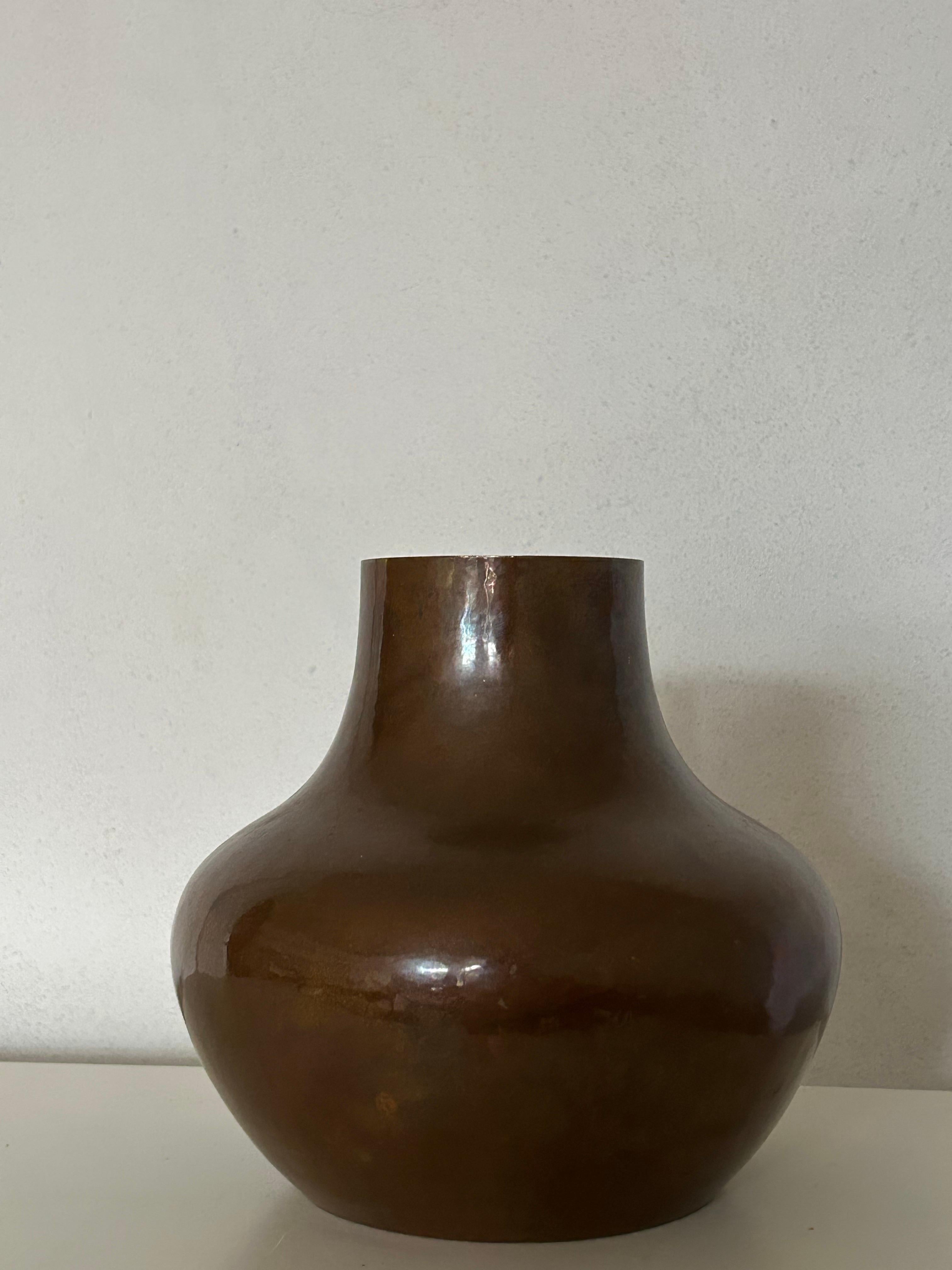 Milieu du XXe siècle Henning Koppel (1928-1981) Vase en cuivre Georg Jensen, Danemark 20e siècle en vente