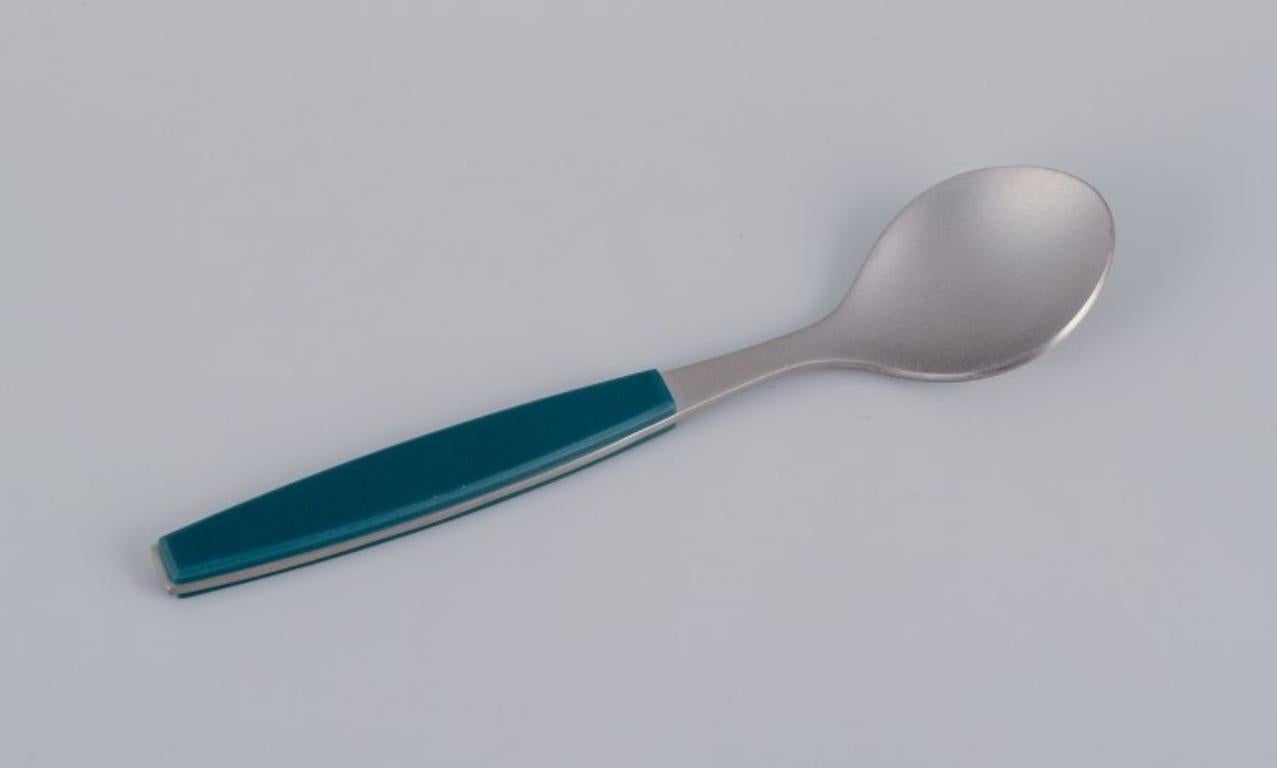 Henning Koppel for Georg Jensen, a six-person Strata lunch service in turquoise plastic and stainless steel.
Danish design.
1970s.
Marked
In excellent condition with normal wear.
Knife: 17.7 cm.