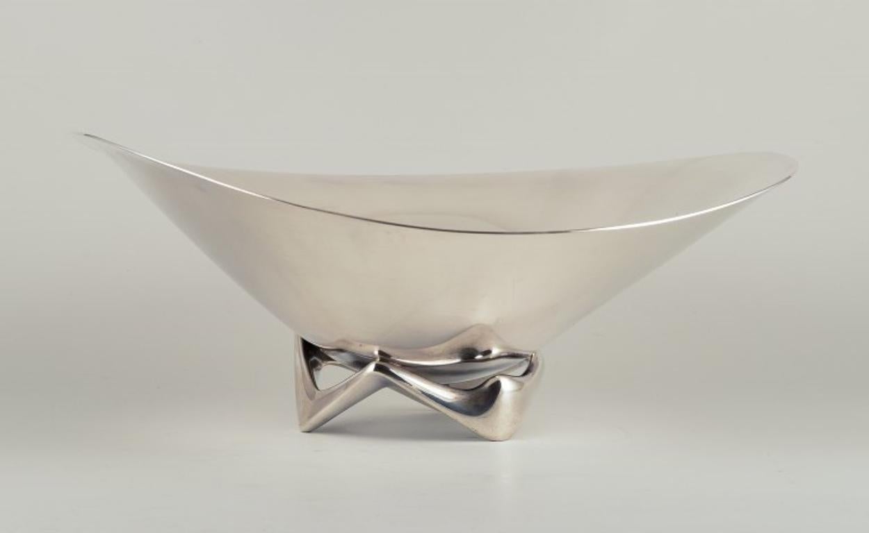 Henning Koppel para Georg Jensen.
Cuenco colosal de plata de ley sobre una base de tres patas.
Diseñada en 1948.
Aproximadamente de la década de 1960.
Diseño danés modernista y elegante.
Modelo 980 A.
En perfecto estado.
Dimensiones: Largo 40,5 cm x
