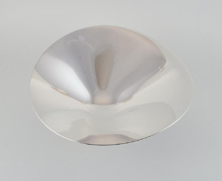 Henning Koppel for Georg Jensen, colossal sterling silver bowl on three-legged foot.
Designed in 1948.
Modernist and stylish Danish design. Model 980 A.
In perfect condition.
Measurements: L 40.5 cm. x W 38.5 cm. x H 16.0 cm.
Weight: 3130 grams.