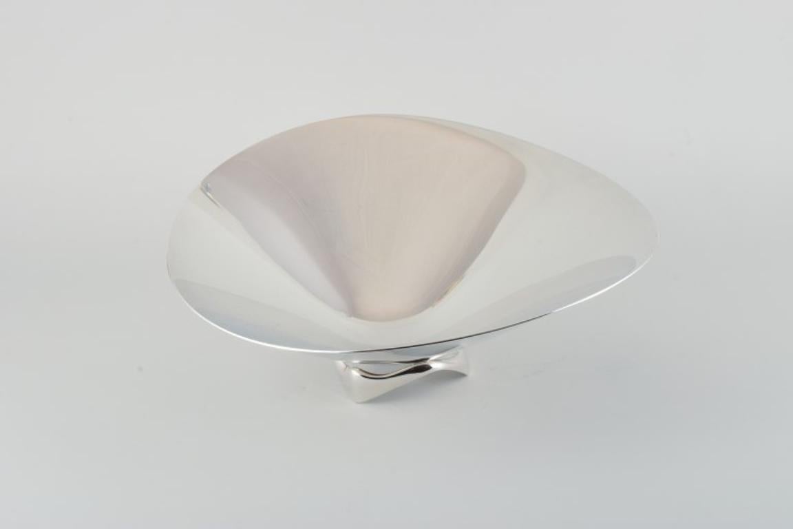 Henning Koppel for Georg Jensen. Colossal sterling silver bowl on foot In Excellent Condition For Sale In Copenhagen, DK