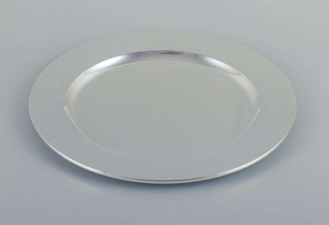 Henning Koppel for Georg Jensen, cover plate in sterling silver.
Approximately from the 1960s.
Model number: 1074.
Weight :  21.55 oz
Marked.
Perfect condition.
Dimensions: D 28.0 cm.