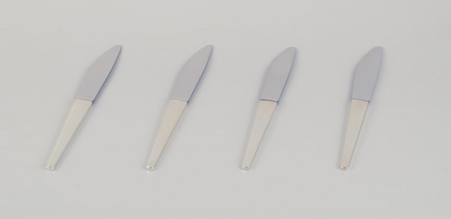 Henning Koppel pour Georg Jensen. 
Un ensemble de quatre couteaux de table Caravel en argent sterling avec des lames en acier inoxydable.
Années 1960/1970.
Parfait état.
Dimensions : I.L.A. 21,5 cm.