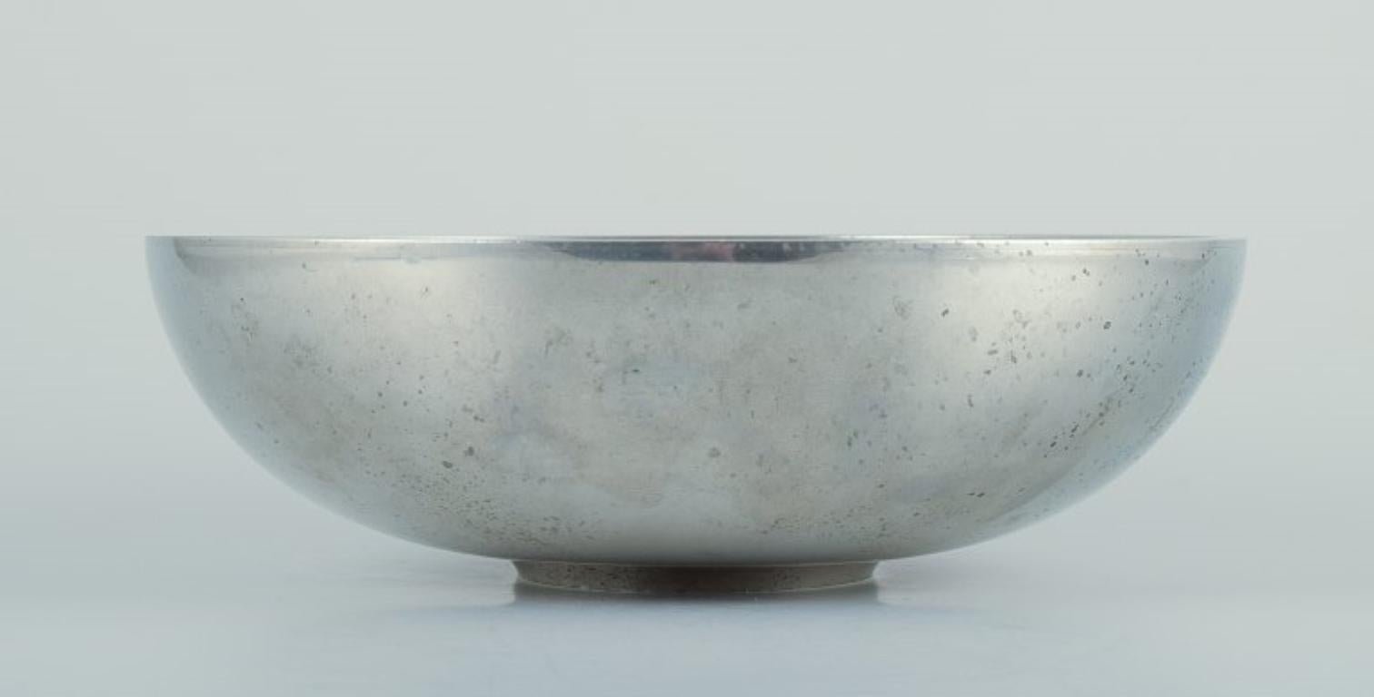 Henning Koppel per Georg Jensen, grande e rara ciotola in peltro.
Design modernista. Elegante design danese.
1960s.
Contrassegnato.
In ottime condizioni con segni di utilizzo.
Dimensioni: D 26,0 cm x H 8,0 cm.