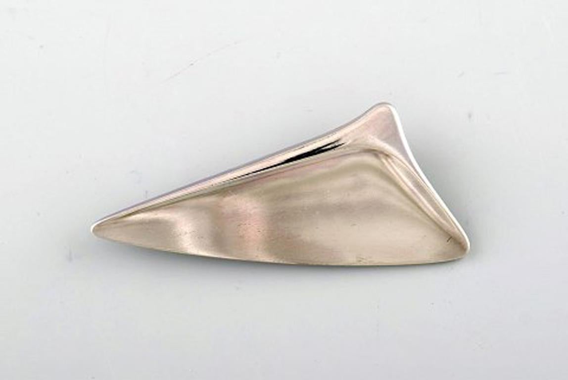 Henning Koppel for Georg Jensen. Modernist brooch in sterling silver. Design number 327.
Stamped.
In very good condition.
Measures: 6.3 x 2.6 cm