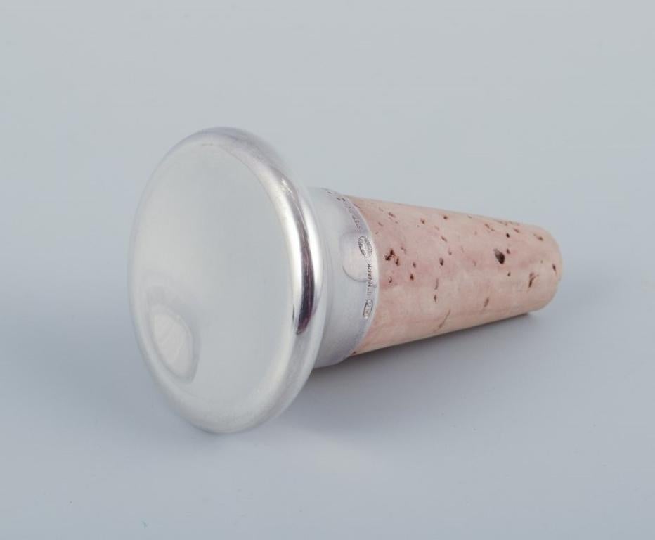 Henning Koppel per Georg Jensen.
Raro tappo da vino modernista in argento e sughero.
Circa 1960.
Model No: 379.
Timbrato.
Condizioni perfette.
Dimensioni: L 5,8 cm x D 4,0 cm.
Più di uno disponibile.