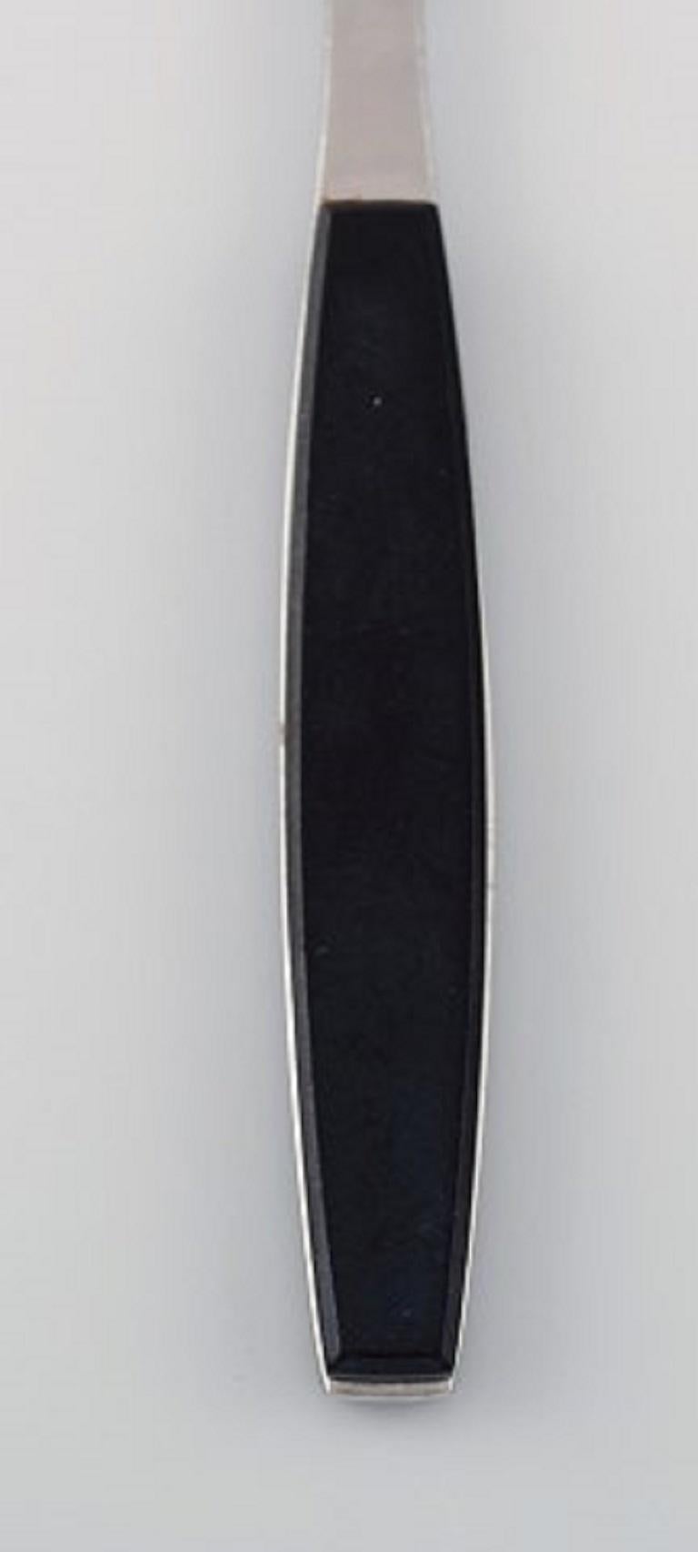 Henning Koppel for Georg Jensen. Strata bouillon spoon in stainless steel and black plastic, 1960s-1970s. 8-pieces in stock.
Measures: Length 15.7 cm.
In very good condition.
Stamped.