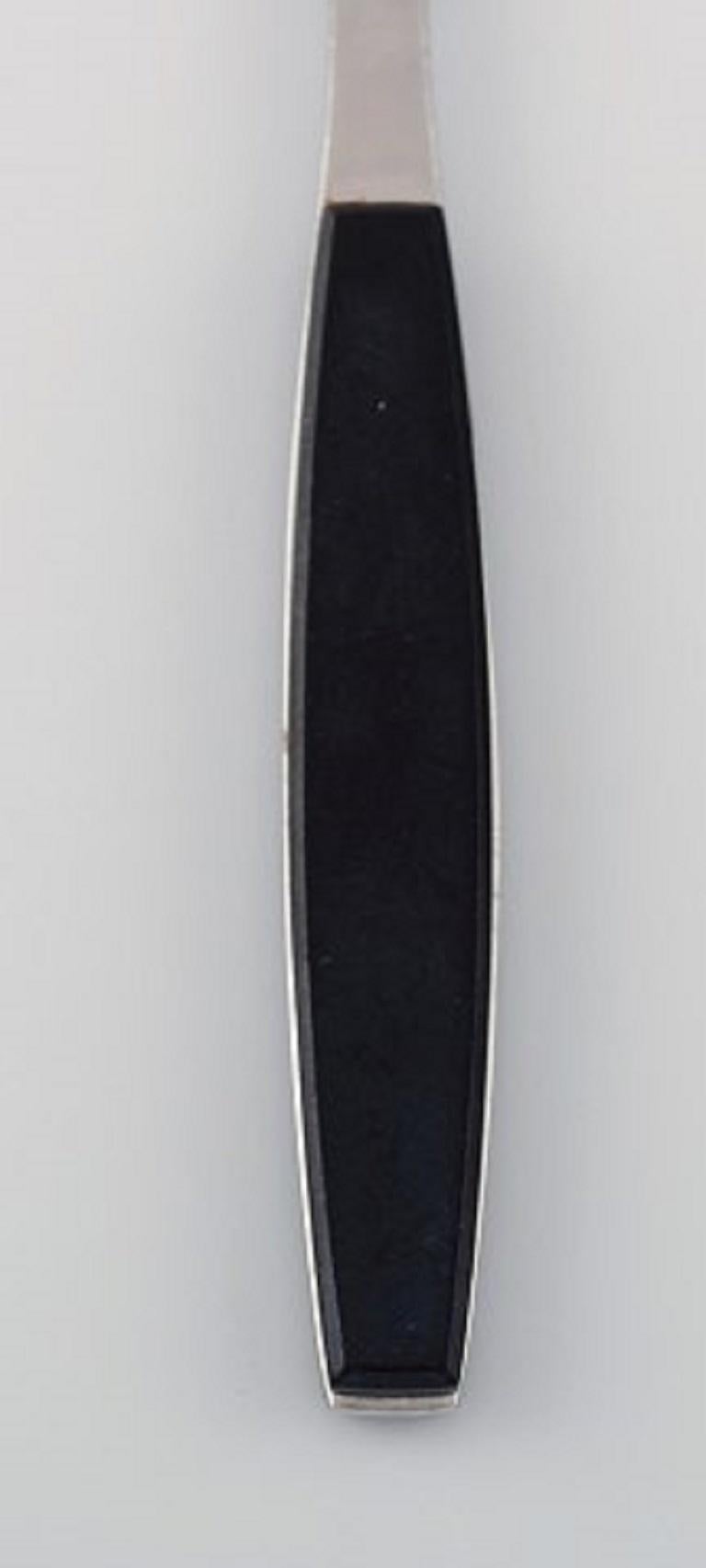 Henning Koppel para Georg Jensen. Cuchara de caldo Strata de acero inoxidable y plástico negro, años 60-70. 8 piezas en stock.
Medidas: Largo 15,7 cm.
En muy buen estado.
Sellado.