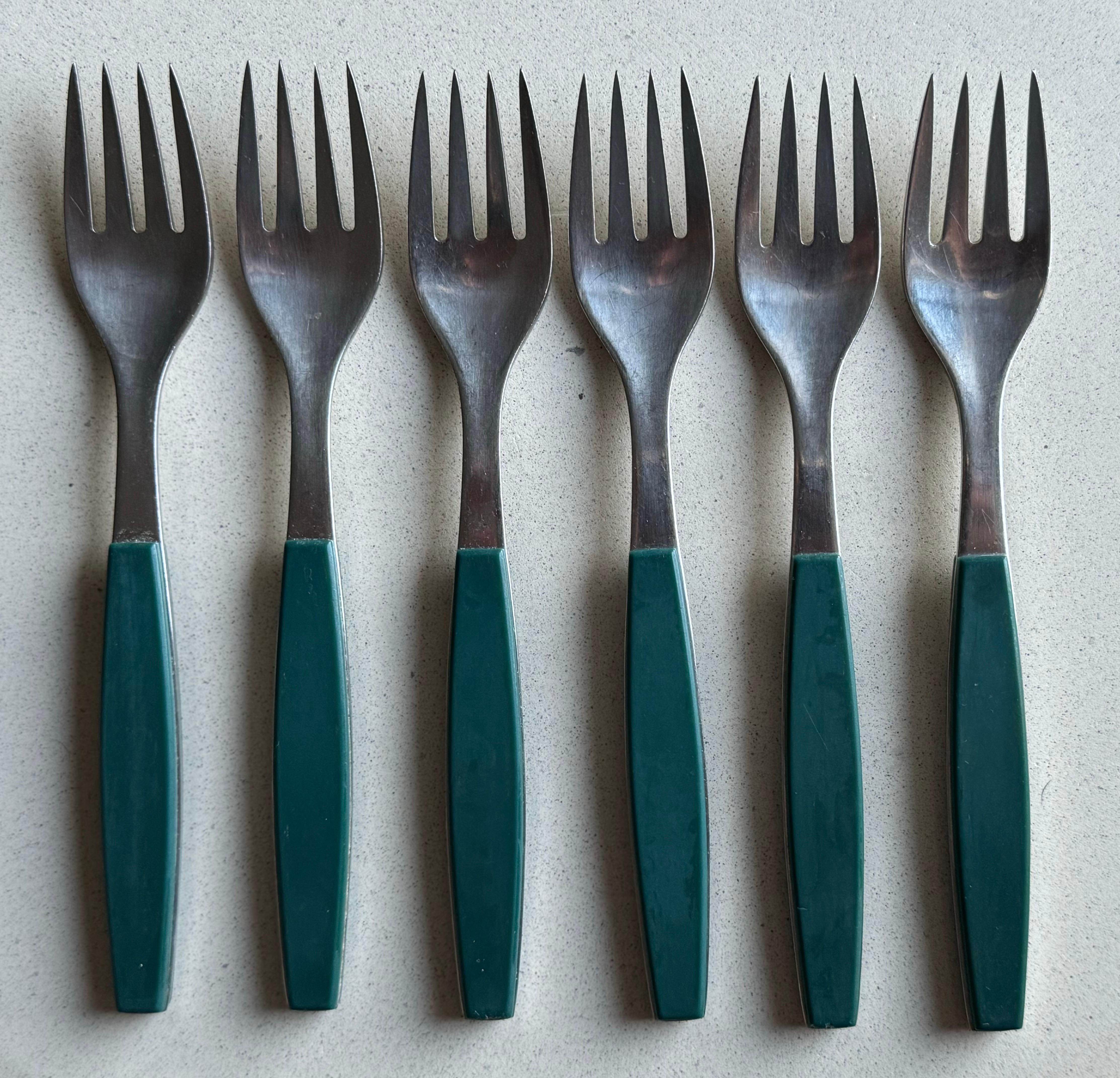 Description:
Offering a rare and exquisite six-person Strata lunch service designed by the renowned Henning Koppel for Georg Jensen. This set features a stunning combination of green plastic and stainless steel, epitomizing the elegance and