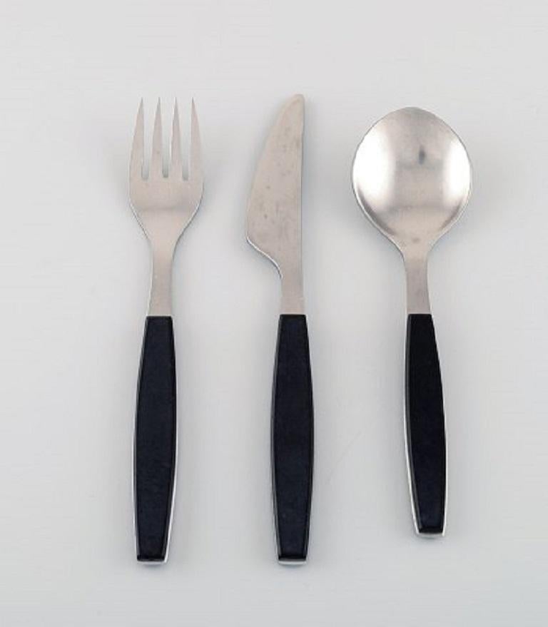 Henning Koppel for Georg Jensen. Strata service for eight people in stainless steel and black plastic, 1960s-1970s.
Knife length: 20.3 cm.
In very good condition.
Stamped.