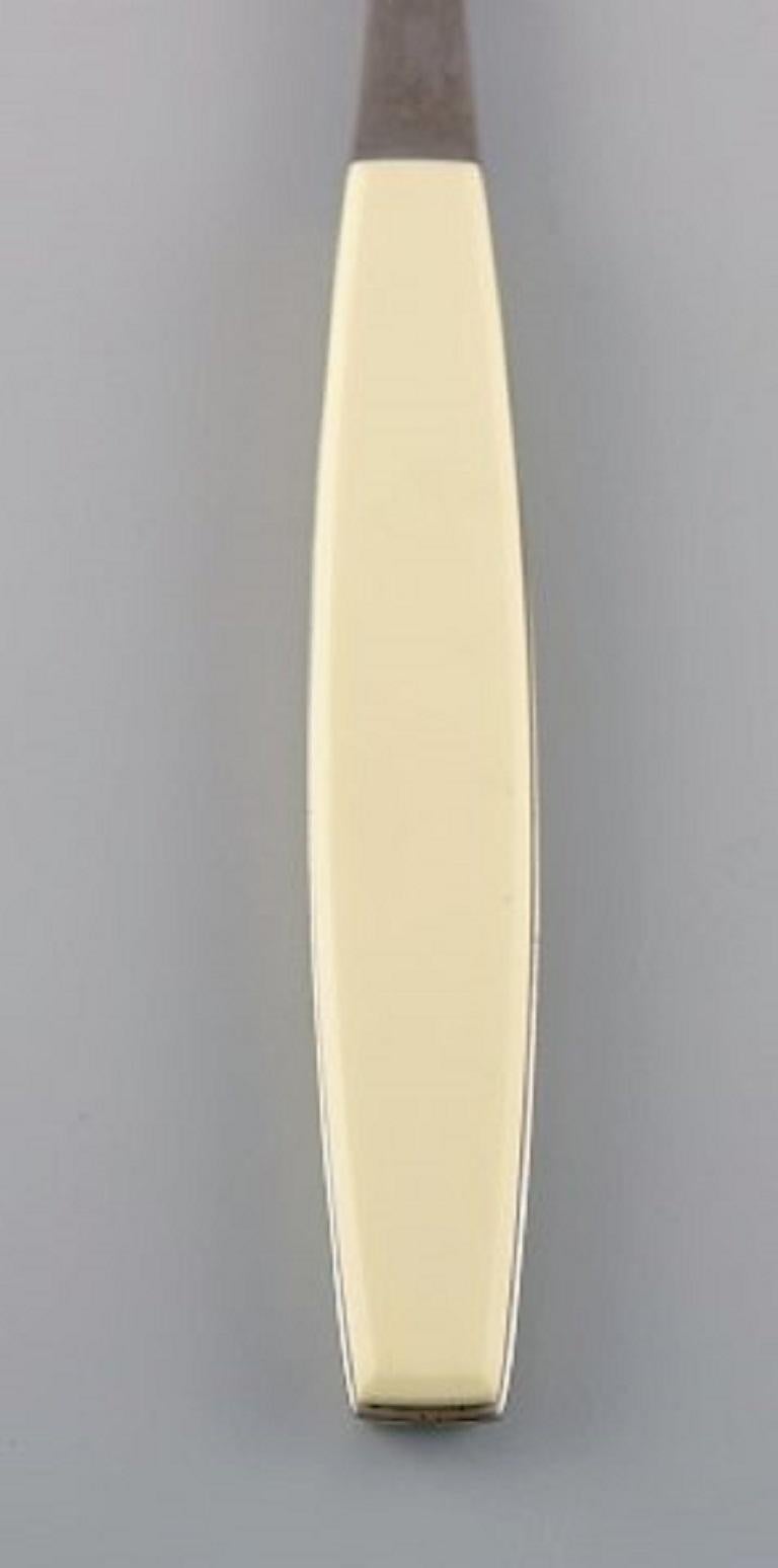 Henning Koppel for Georg Jensen. Strata sorbet spoon in stainless steel and cream-colored plastic. 1960s-1970s. 24 pieces in stock.
Measure: Length 16.5 cm.
In very good condition.
Stamped.