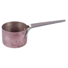 Henning Koppel para Georg Jensen: "Taverna". Calentador de mantequilla de cobre.