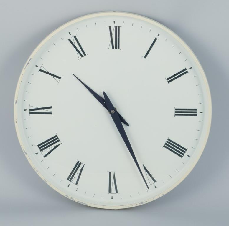 Henning Koppel para Georg Jensen. Reloj de pared de plástico blanco y metal.
