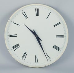 Henning Koppel para Georg Jensen. Reloj de pared de plástico blanco y metal.