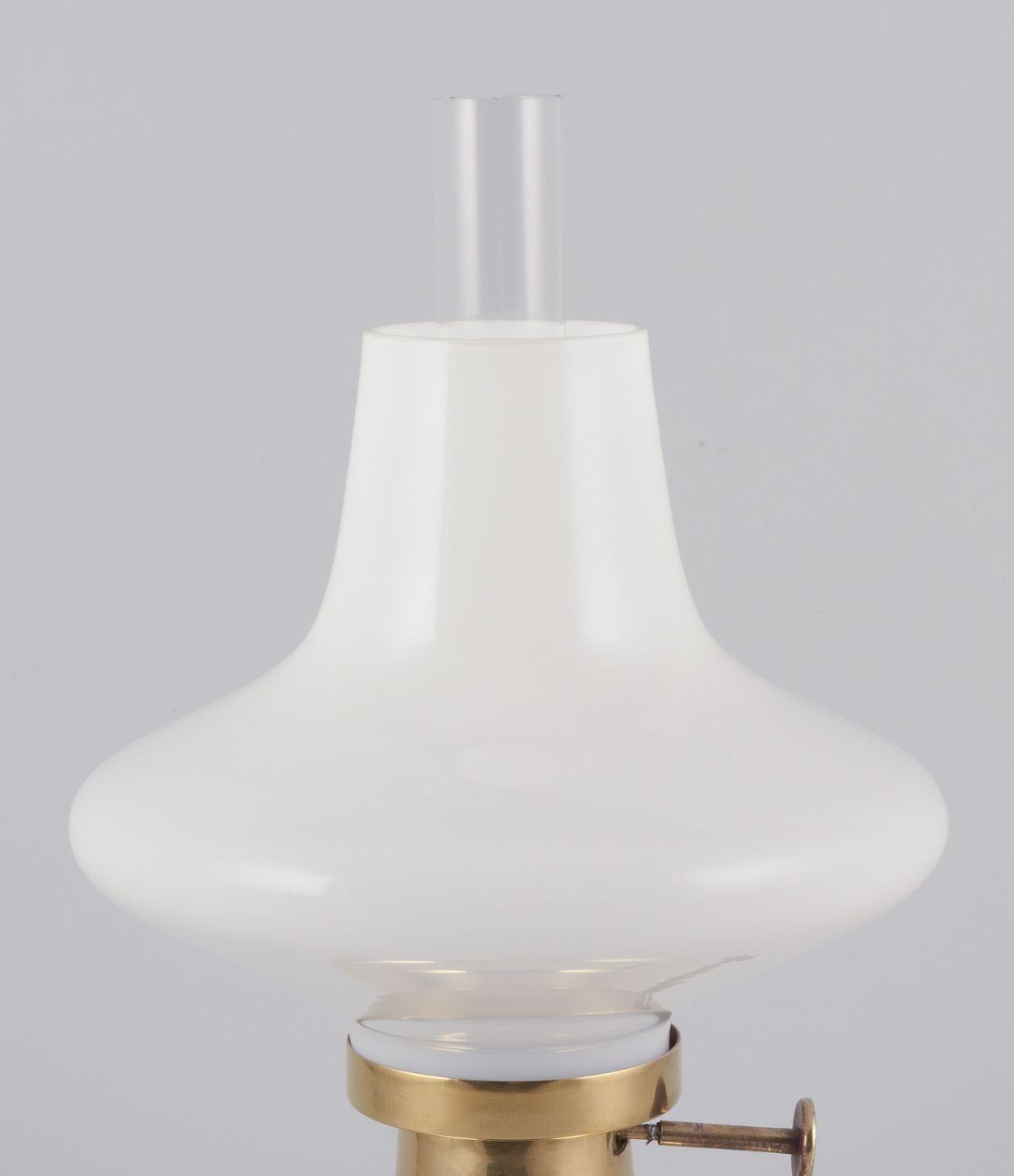 Henning Koppel para Louis Poulsen. Petronela de latón y cristal opalino Escandinavo moderno en venta