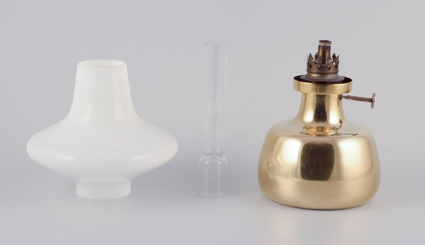 Henning Koppel para Louis Poulsen. Petronela de latón y cristal opalino Danés en venta