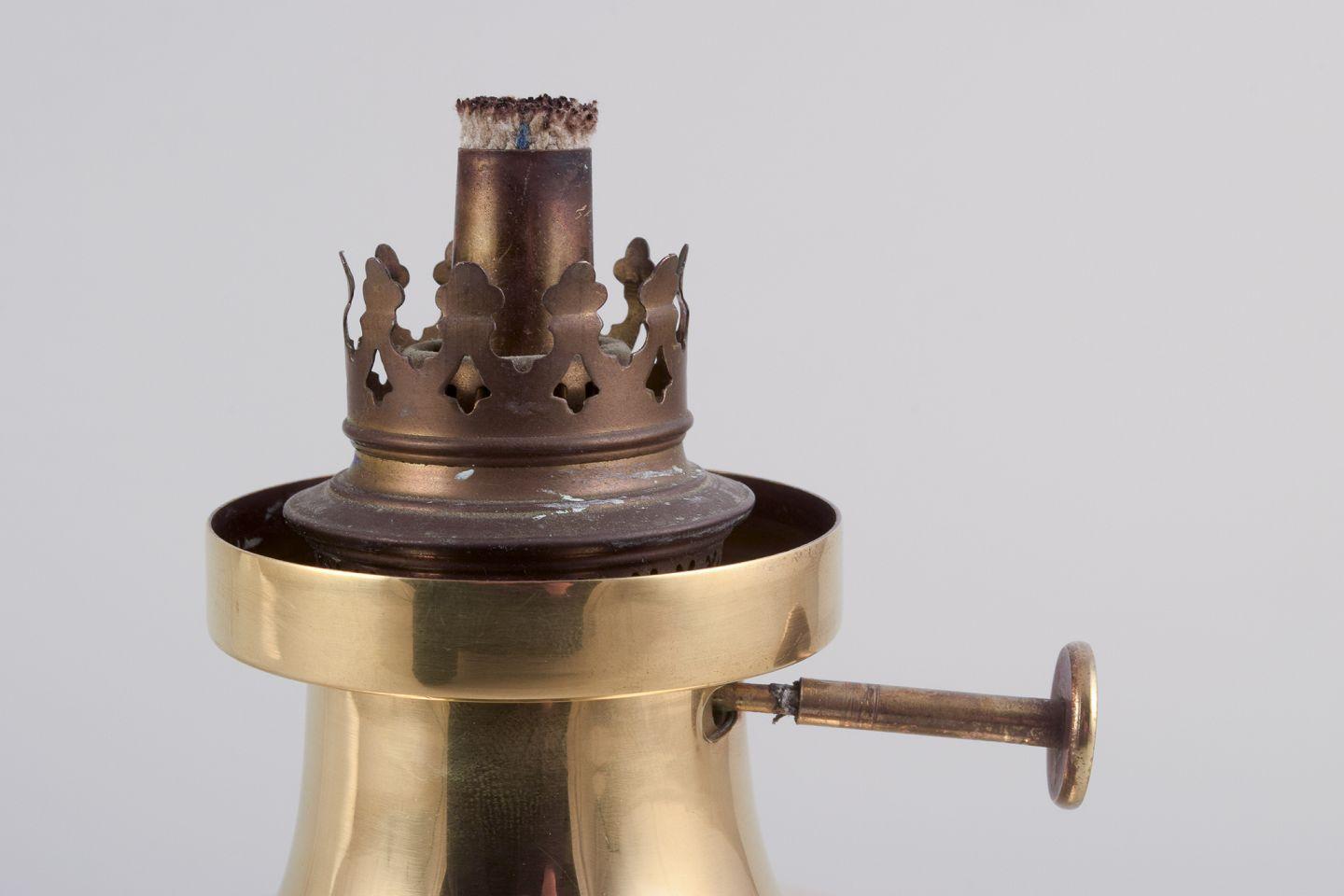 Henning Koppel para Louis Poulsen. Petronela de latón y cristal opalino en Excelente estado para la venta en København, Copenhagen