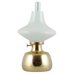 Henning Koppel pour Louis Poulsen. Lampe à huile Petronella en laiton avec abat-jour en verre