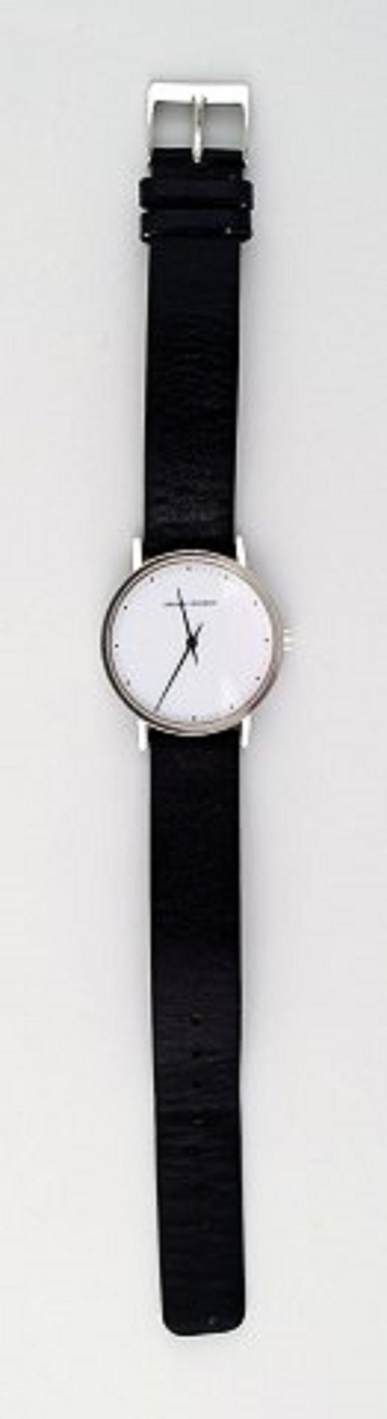 Henning Koppel:Gentleman's wristwatch of steel. Manufactured by Georg Jensen. Design no. 321. Quartz. White dial with black hands and dot hour markers.  
Case diameter 33 mm.
In perfect condition.