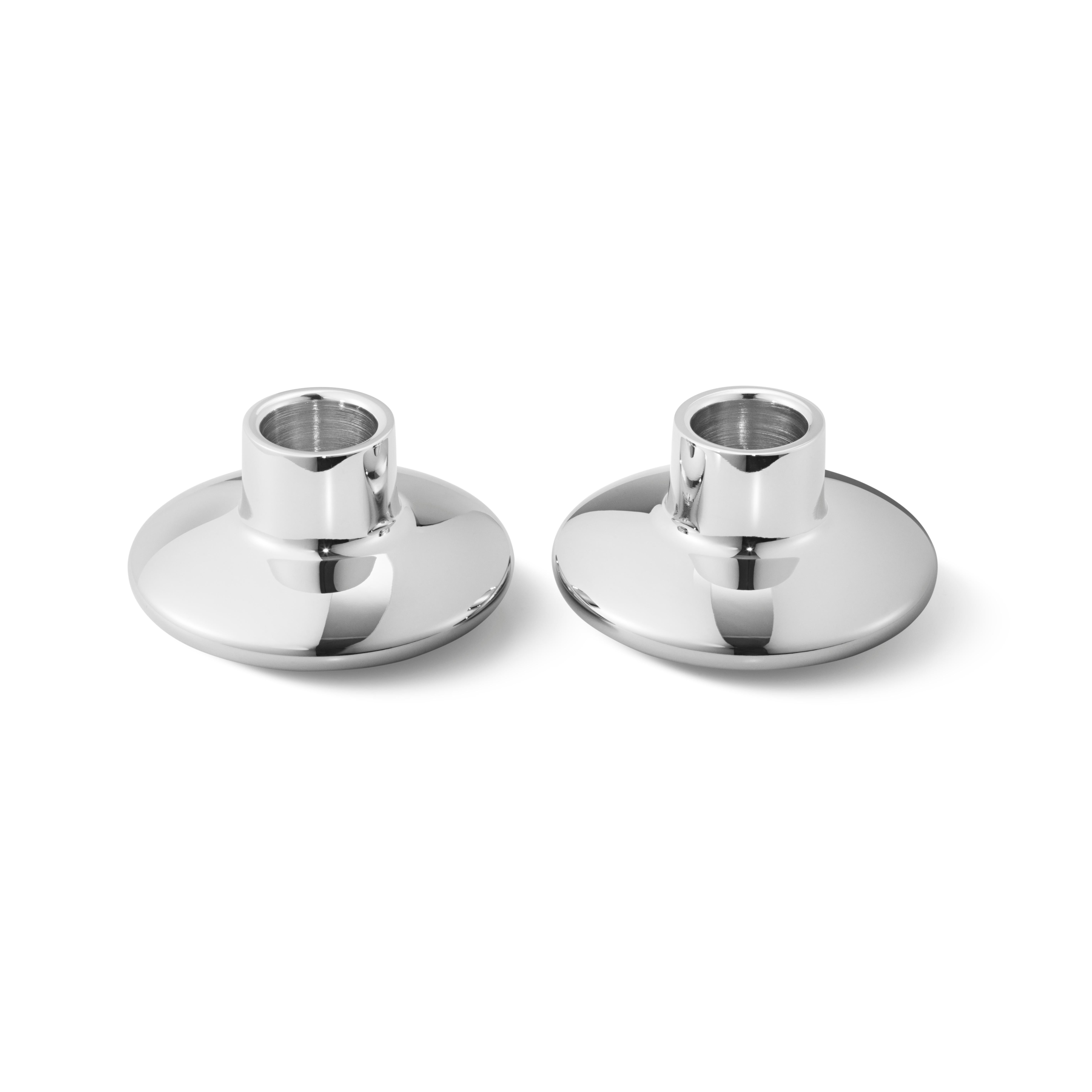 Ursprünglich als Silberbesteck entworfen, aber zunächst aus Aluminium hergestellt, ist das zierliche, runde Design jetzt in Edelstahl erhältlich und sorgt für eine subtile Lichtquelle in jedem Zuhause.