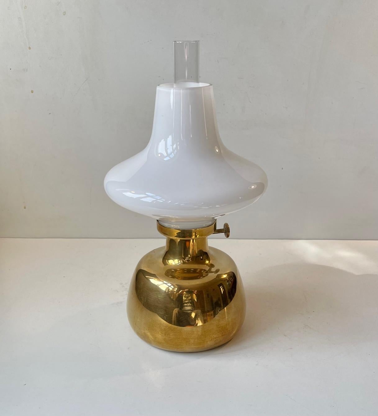 Danois Henning Koppel lampe de bureau vintage Petronella à huile par Louis Poulsen en vente