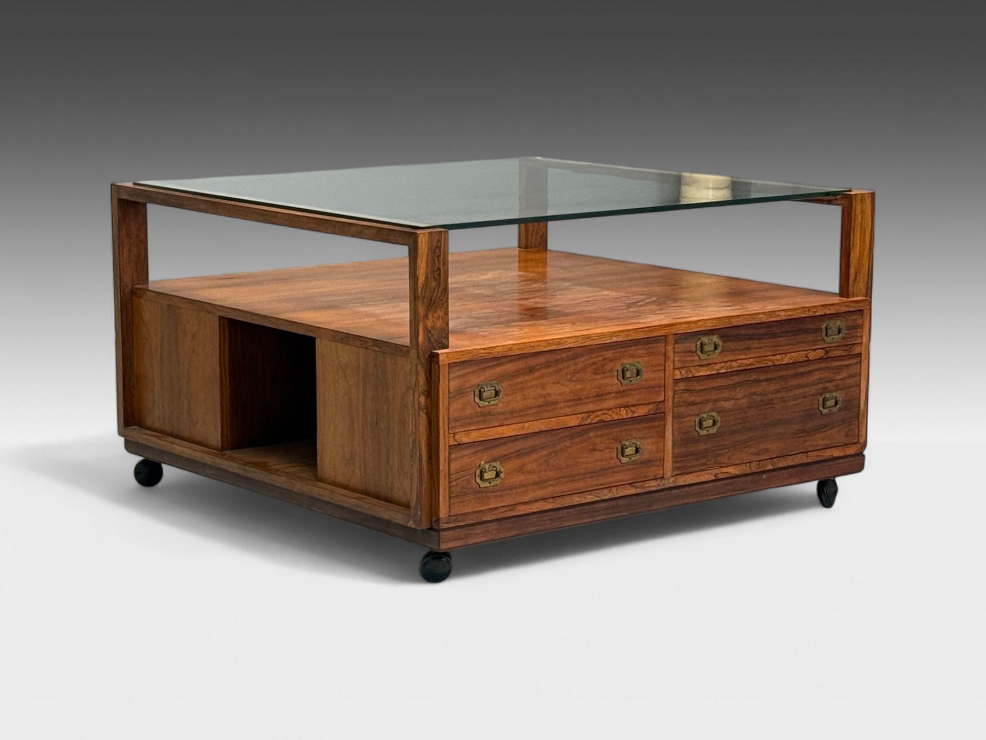 Henning Korch, table basse roulante danoise moderne du milieu du siècle, en laiton et palissandre, Danemark, années 1960

Table basse moderniste conçue par Henning Korch pour Silkeborg Møbler et produite au Danemark vers les années 1960. Cet exemple