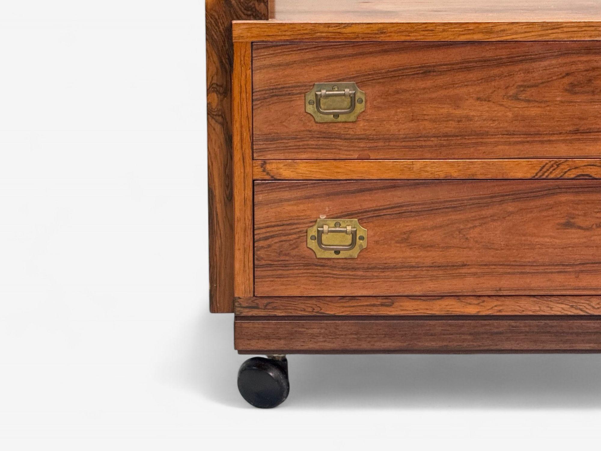 Henning Korch, Danish Modern, table basse roulante en bois de rose, Danemark, années 1960 Bon état - En vente à Manhasset, NY