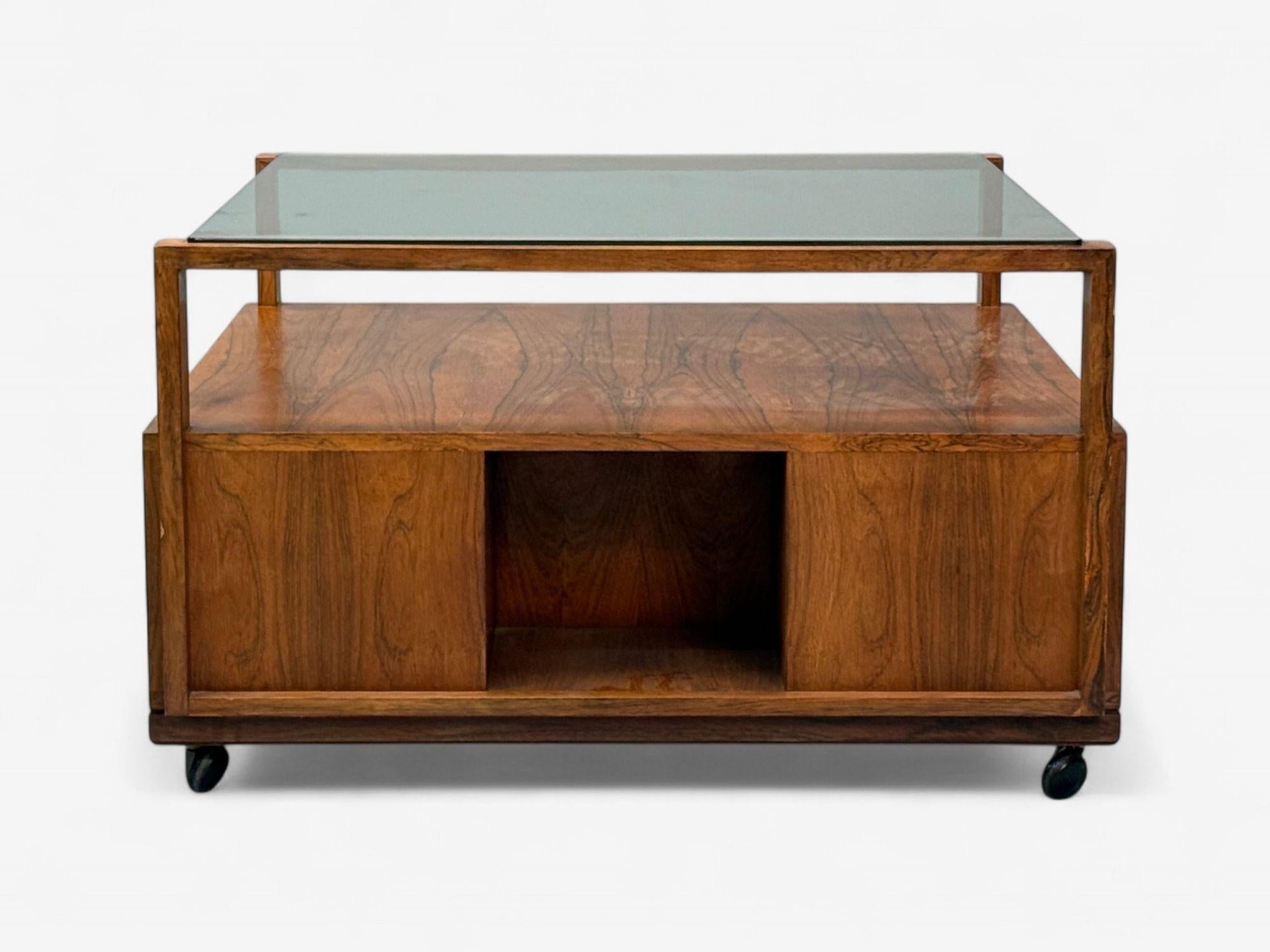 Laiton Henning Korch, Danish Modern, table basse roulante en bois de rose, Danemark, années 1960 en vente
