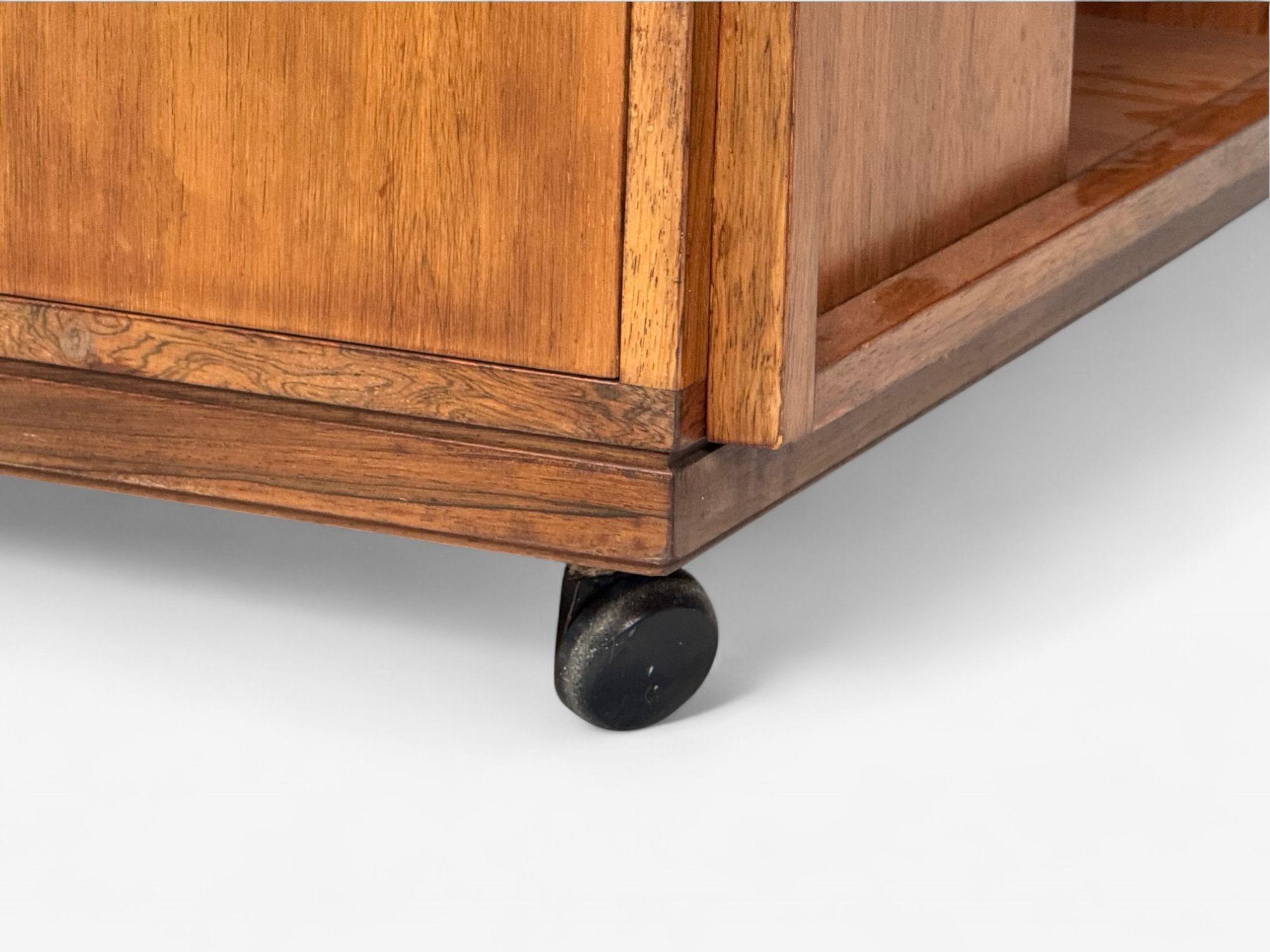 Henning Korch, Danish Modern, table basse roulante en bois de rose, Danemark, années 1960 en vente 1