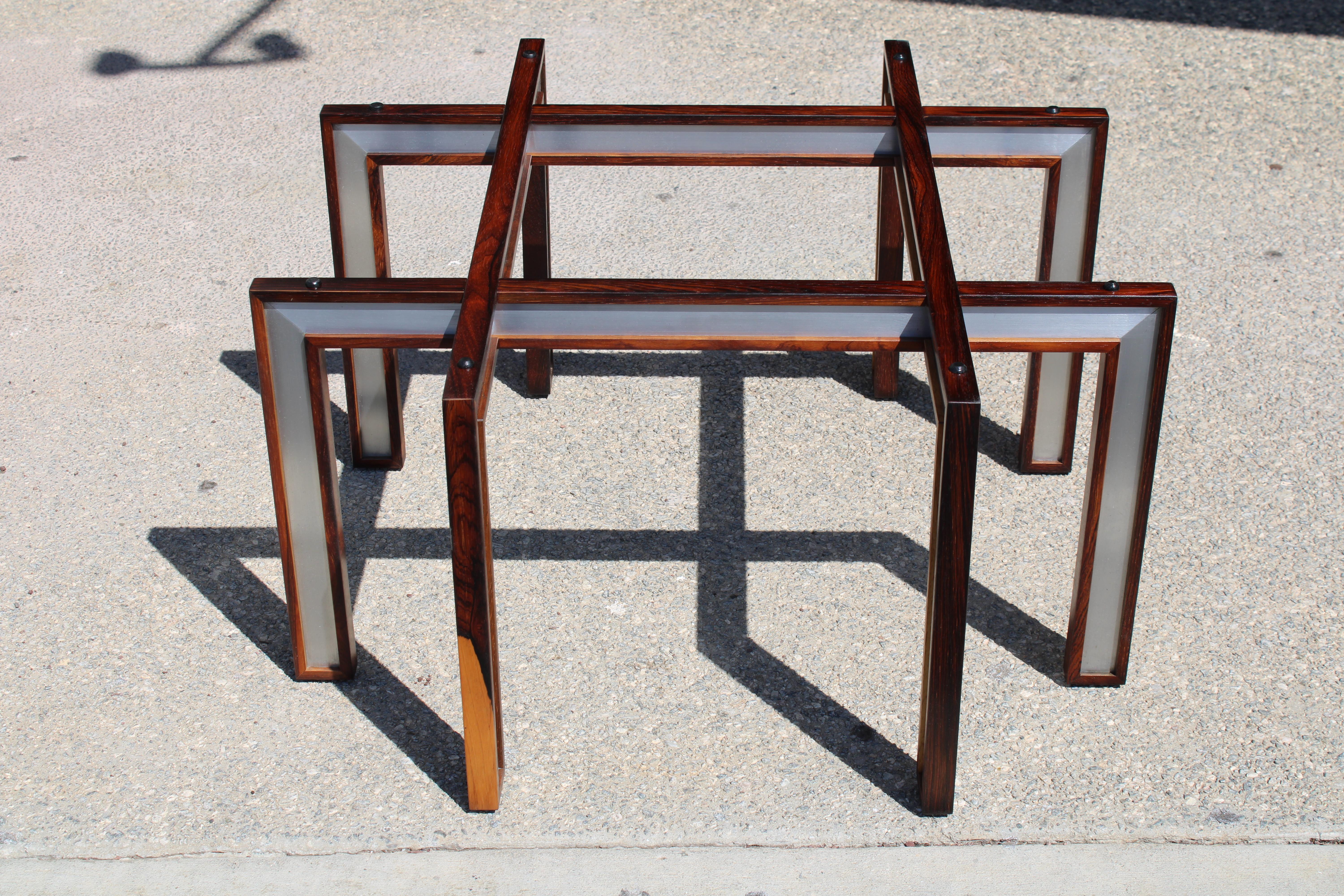 Une table basse en bois de rose et aluminium de Henning Korch pour C.I.C. Christensen.   Le plateau en verre d'origine est inclus.  La base de la table mesure 29