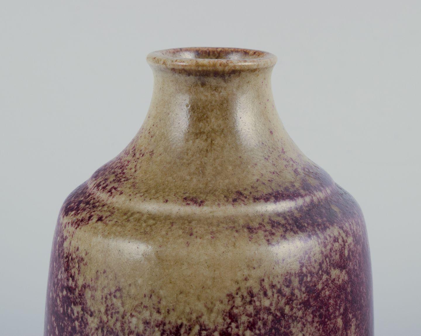 Swedish Henning Nilsson for Höganäs. Stoneware vase with violet and sand-coloured glaze For Sale