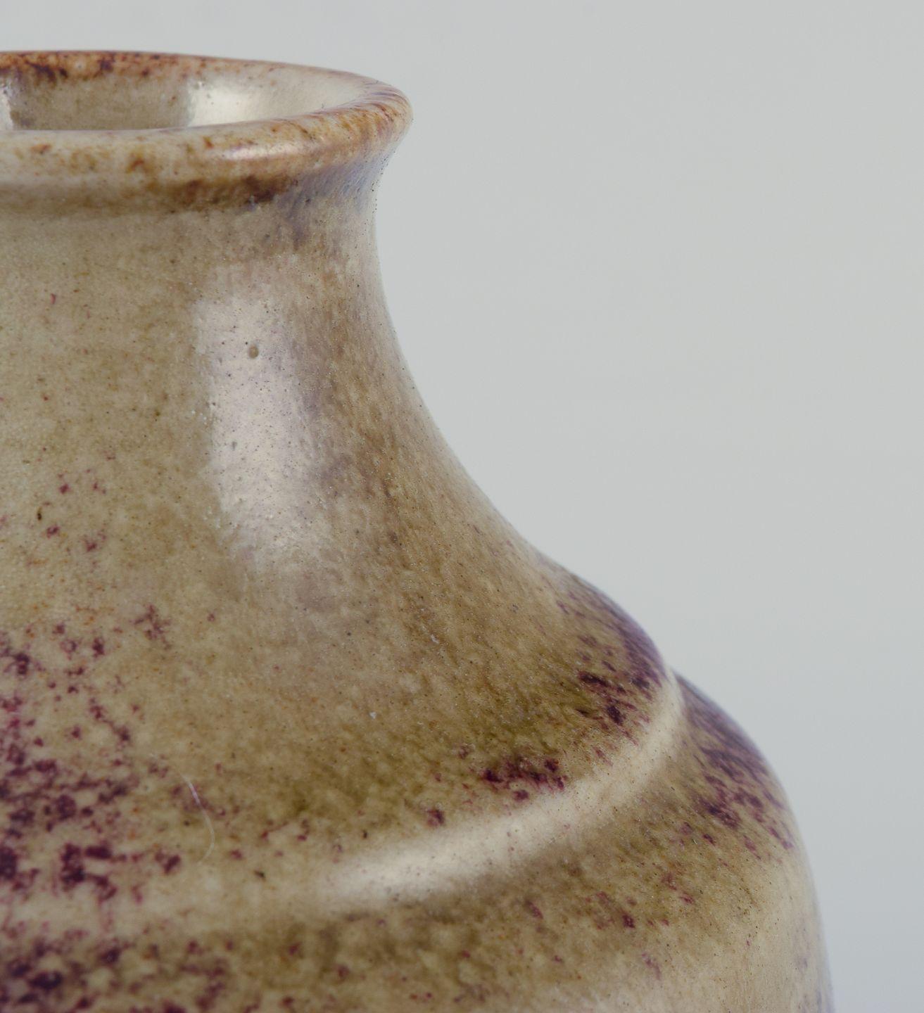 Henning Nilsson for Höganäs. Stoneware vase with violet and sand-coloured glaze In Excellent Condition For Sale In København, Copenhagen
