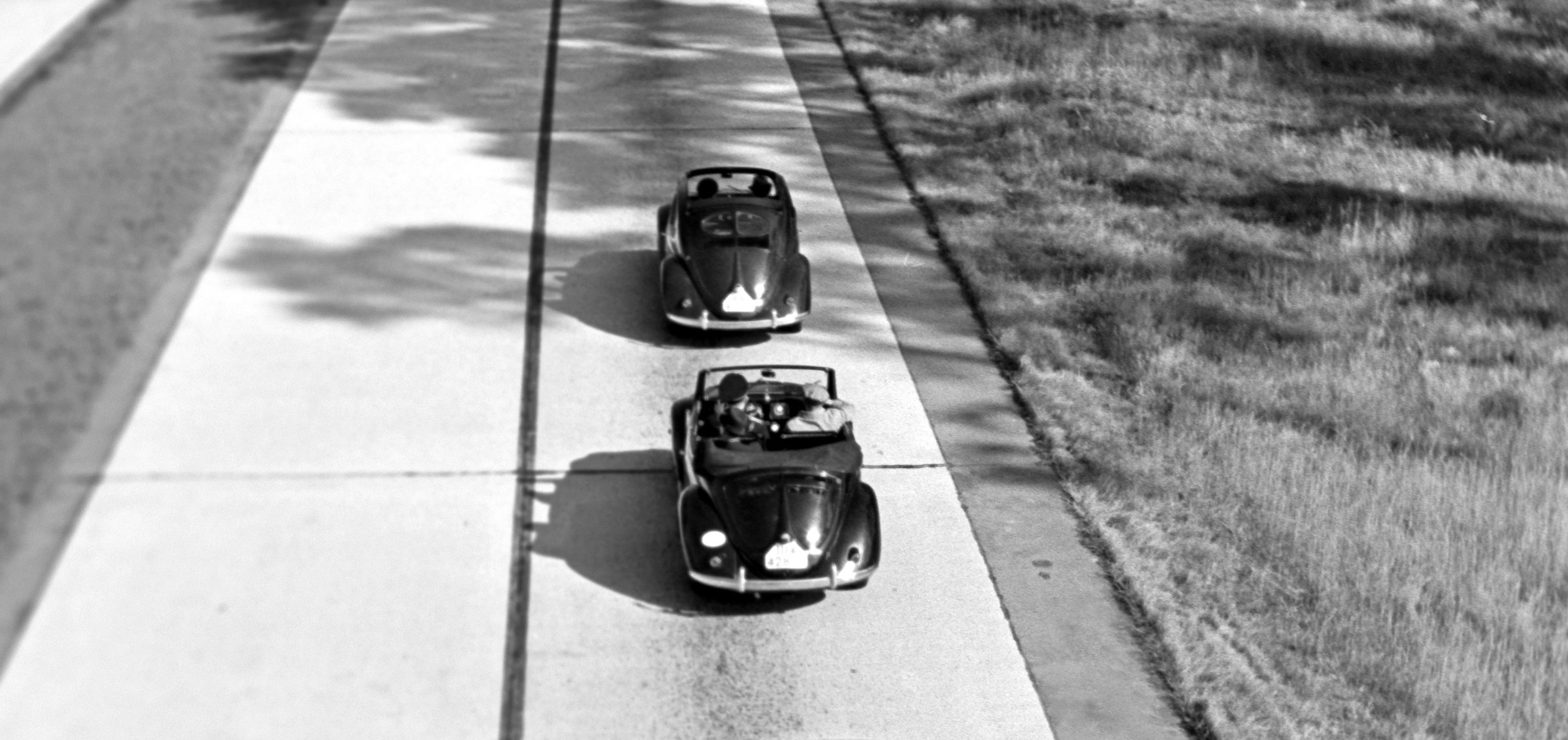 Trois coccinelles Volkswagen dans la rue, Allemagne 1938 Imprimé plus tard - Moderne Photograph par Henning Nolte