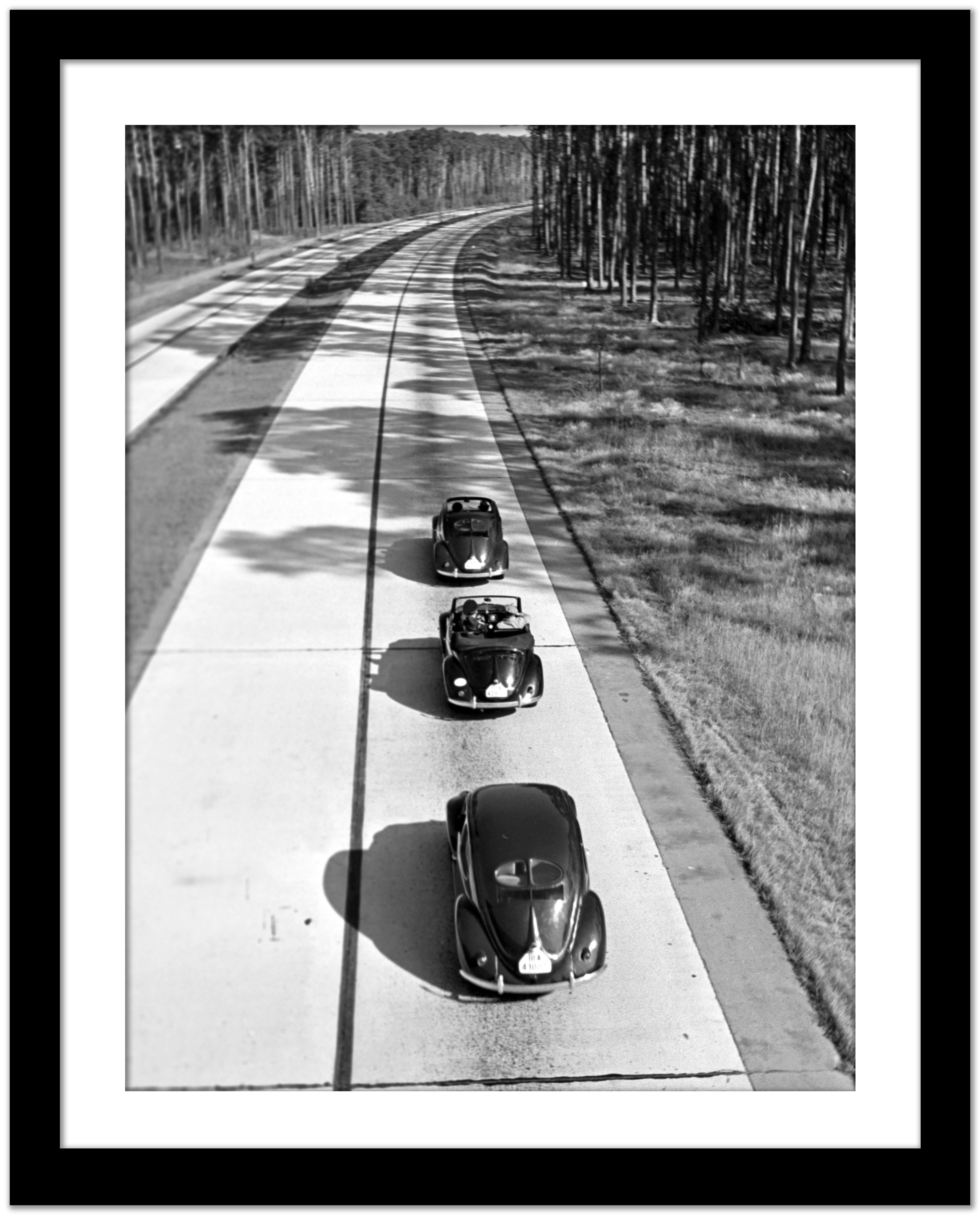 Trois coccinelles Volkswagen dans la rue, Allemagne 1938 Imprimé plus tard - Gris Black and White Photograph par Henning Nolte