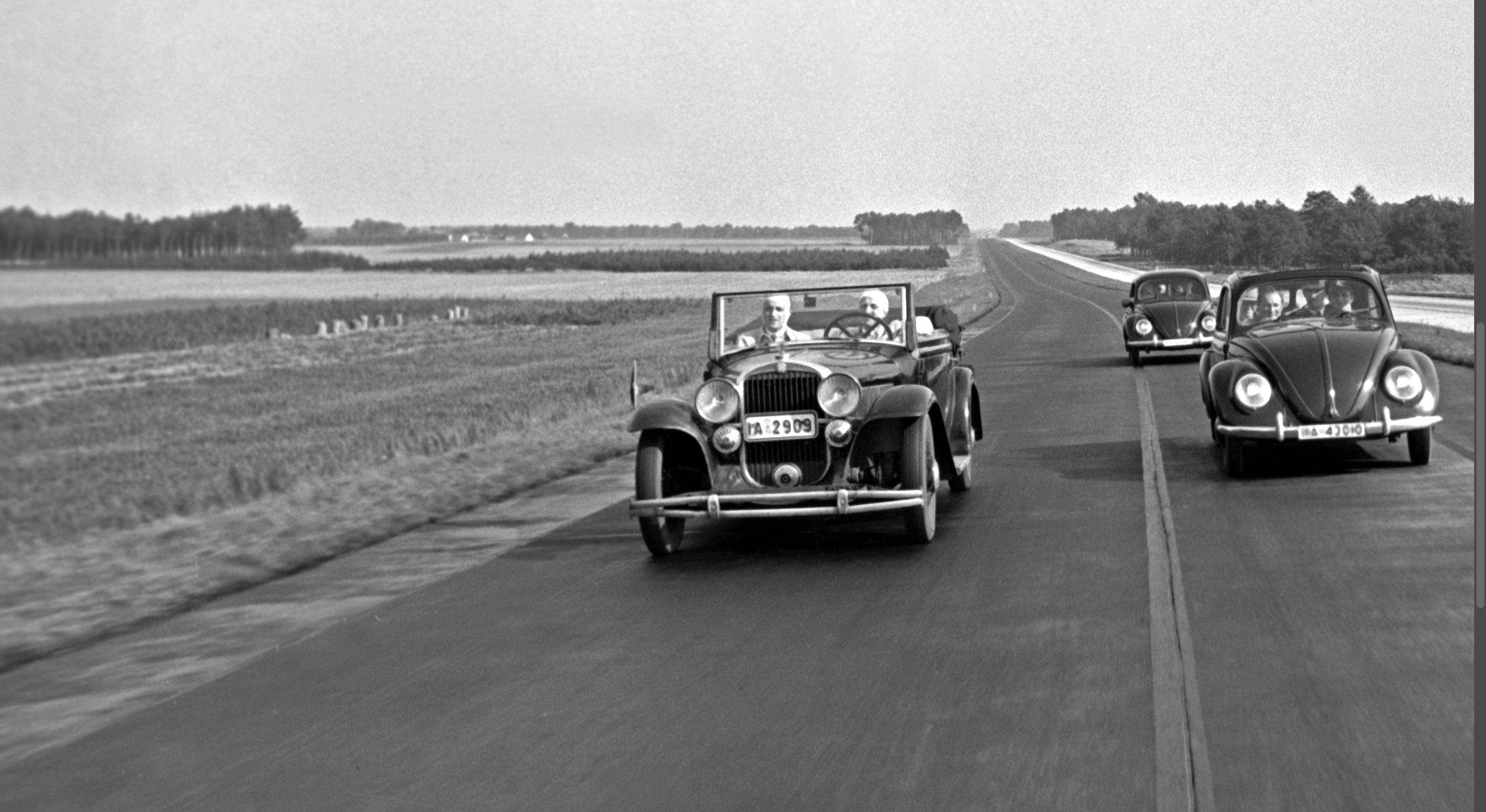Deux modèles différents du scarabée Volkswagen, Allemagne, 1938, imprimé plus tard - Moderne Photograph par Henning Nolte