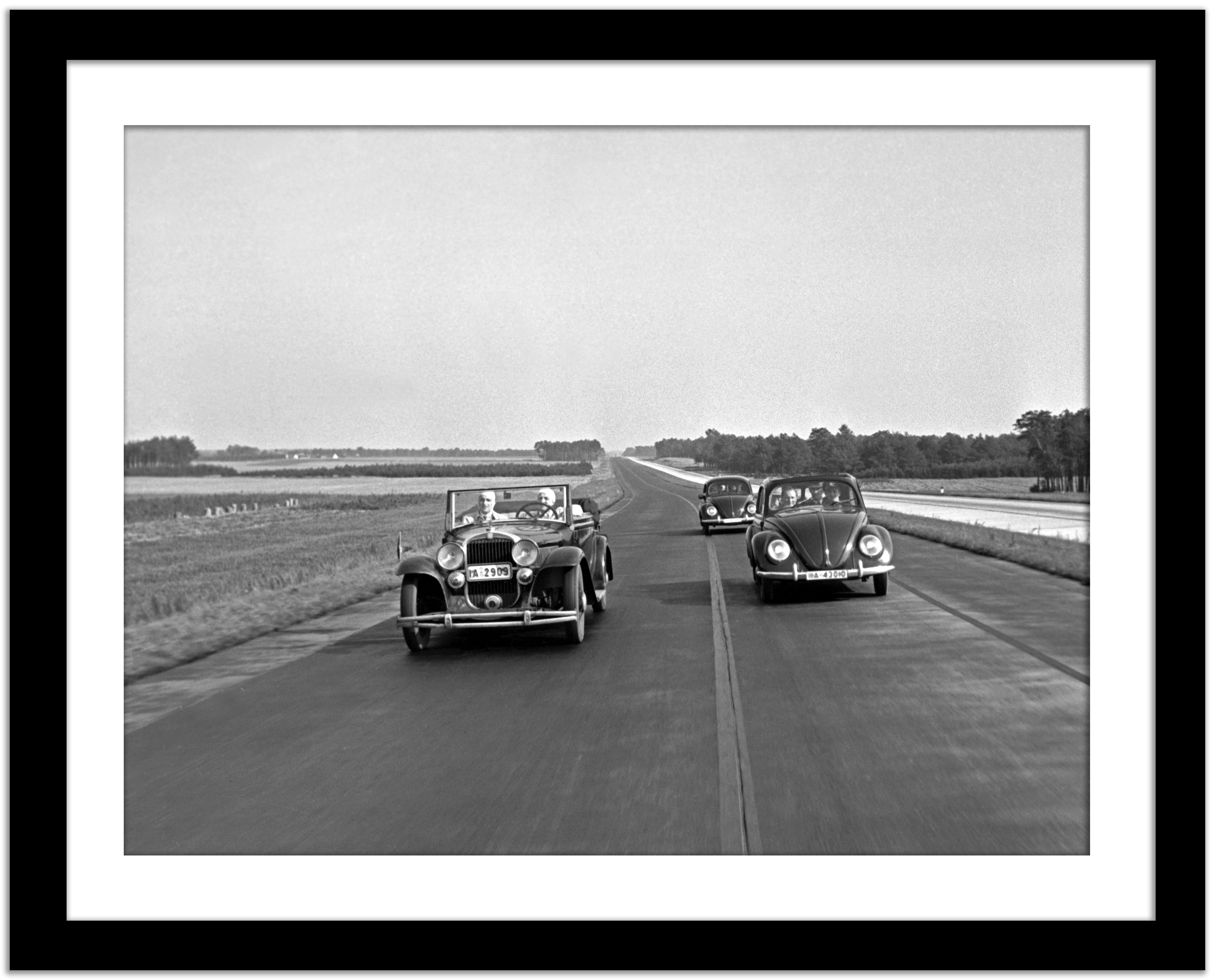 Deux modèles différents du scarabée Volkswagen, Allemagne, 1938, imprimé plus tard - Gris Black and White Photograph par Henning Nolte