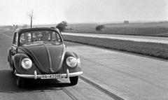 Zwei Modelle des Volkswagen-Käfers, Deutschland 1938, später gedruckt