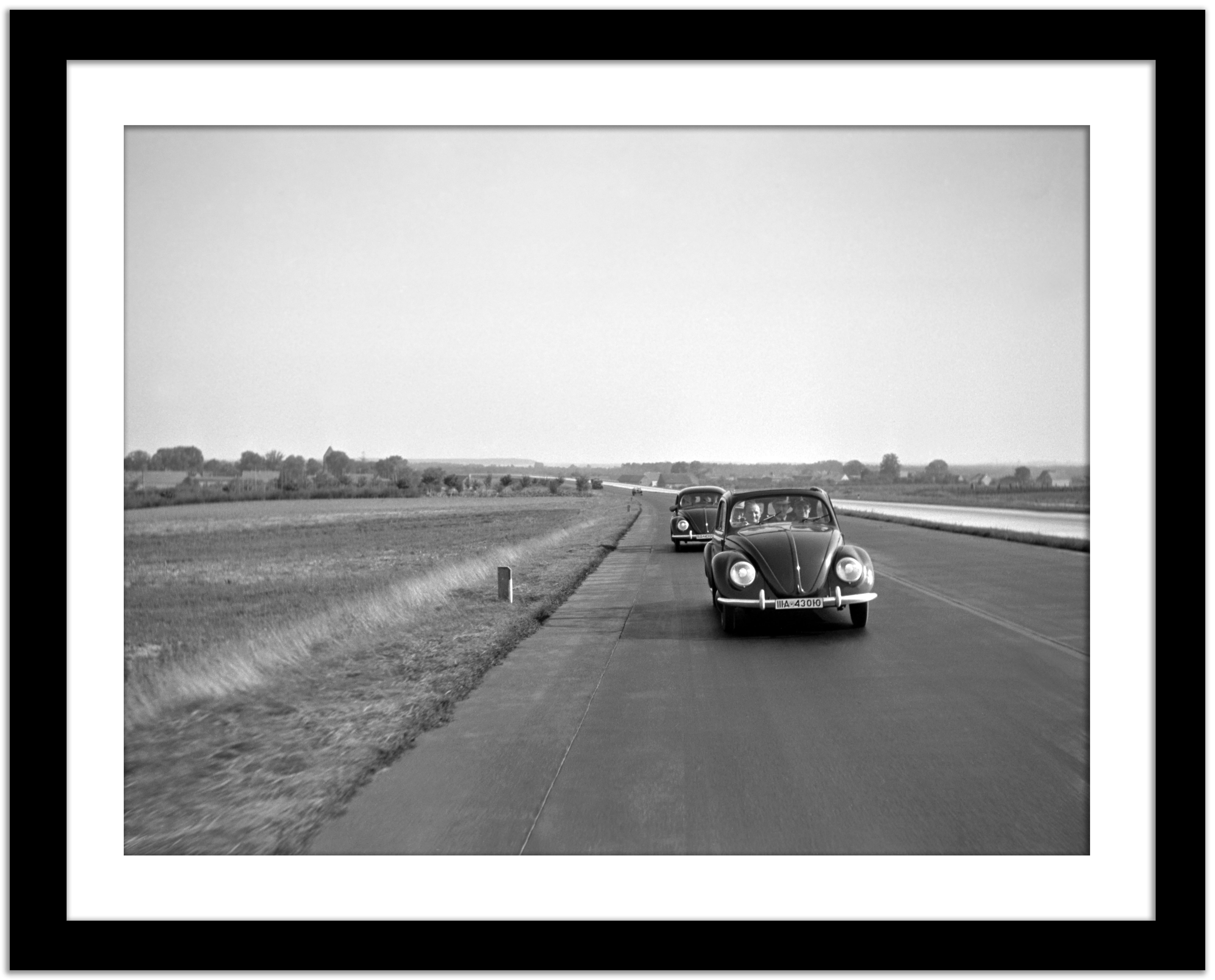 Deux coccinelles Volkswagen sur le chemin de fer, Allemagne 1938 Imprimé plus tard - Gris Black and White Photograph par Henning Nolte