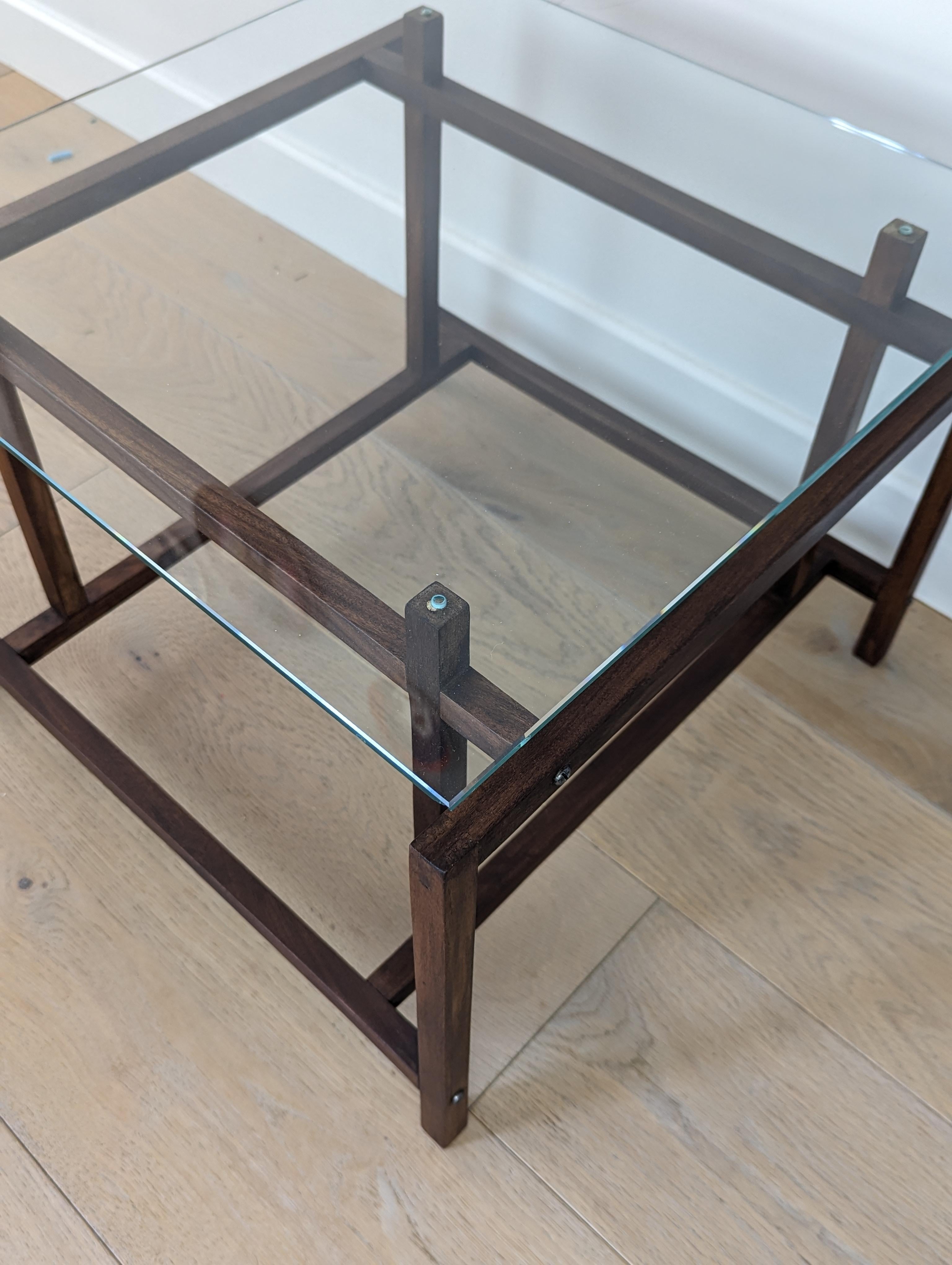 Menuiserie Table d'appoint en teck avec plateau en verre Henning Norgaard pour Comfort en vente