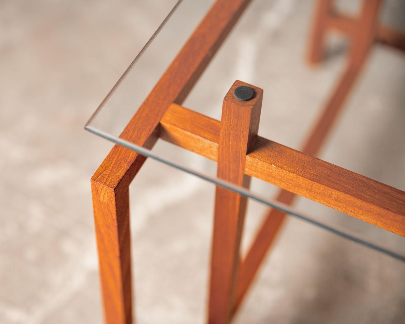 Henning Norgaard per Komfort Mobler Tavolini architettonici in teak e vetro In condizioni buone in vendita a Dallas, TX