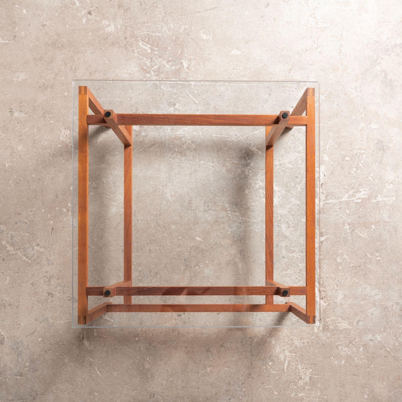 XX secolo Henning Norgaard per Komfort Mobler Tavolini architettonici in teak e vetro in vendita